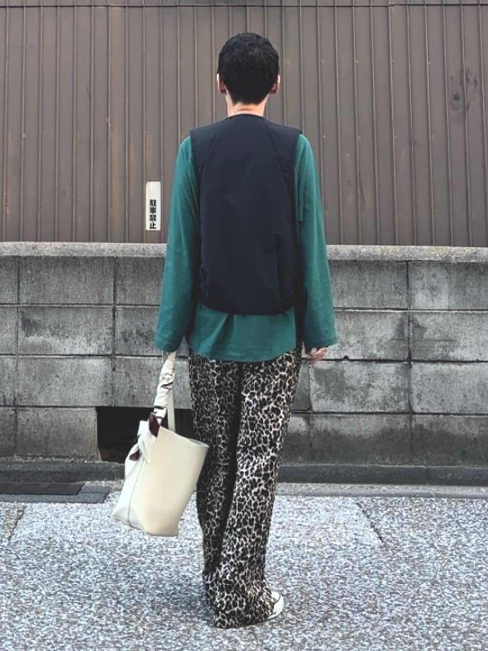 「大人カジュアル、秋先取りコーデ、ゆるコーデ、レオパード、ひょう柄、トートバッグ、コンバース、おしゃれさんと繋がりたい、低身長、骨格ストレート、アラフィフ、40代ファッション」｜「ChampionのChampion / チャンピオン SLOBE別注 ラグランカットソー（Tシャツ/カットソー、グリーン系）」を使った、MAKIさん（骨格ストレート・レディース・154cm）の秋コーディネートの3枚目の写真