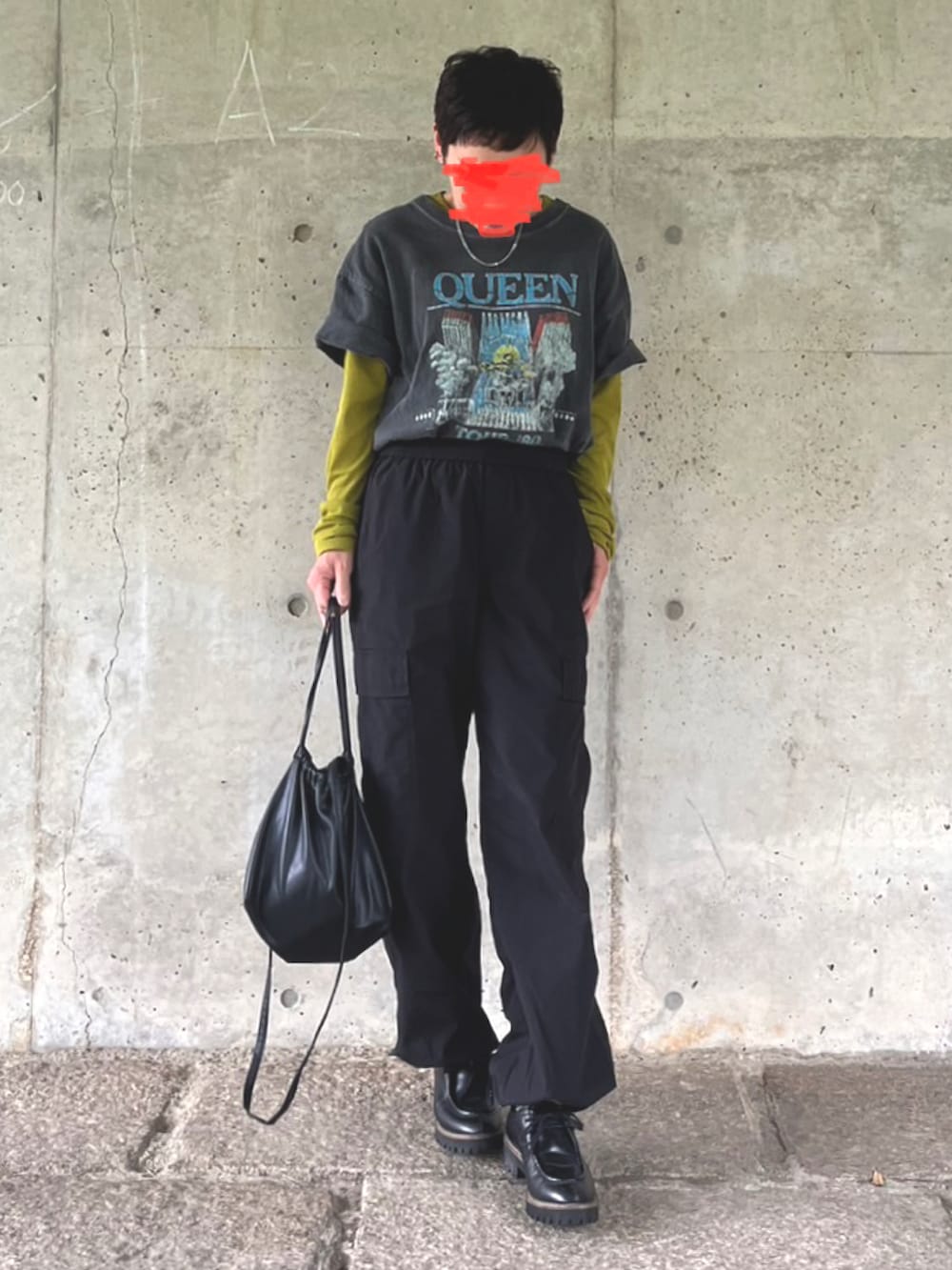 グレー系のTシャツ/カットソー、ブラック系のドレスシューズ、ブラック系のショルダーバッグを着用したレディースの春コーディネートの3枚目の写真