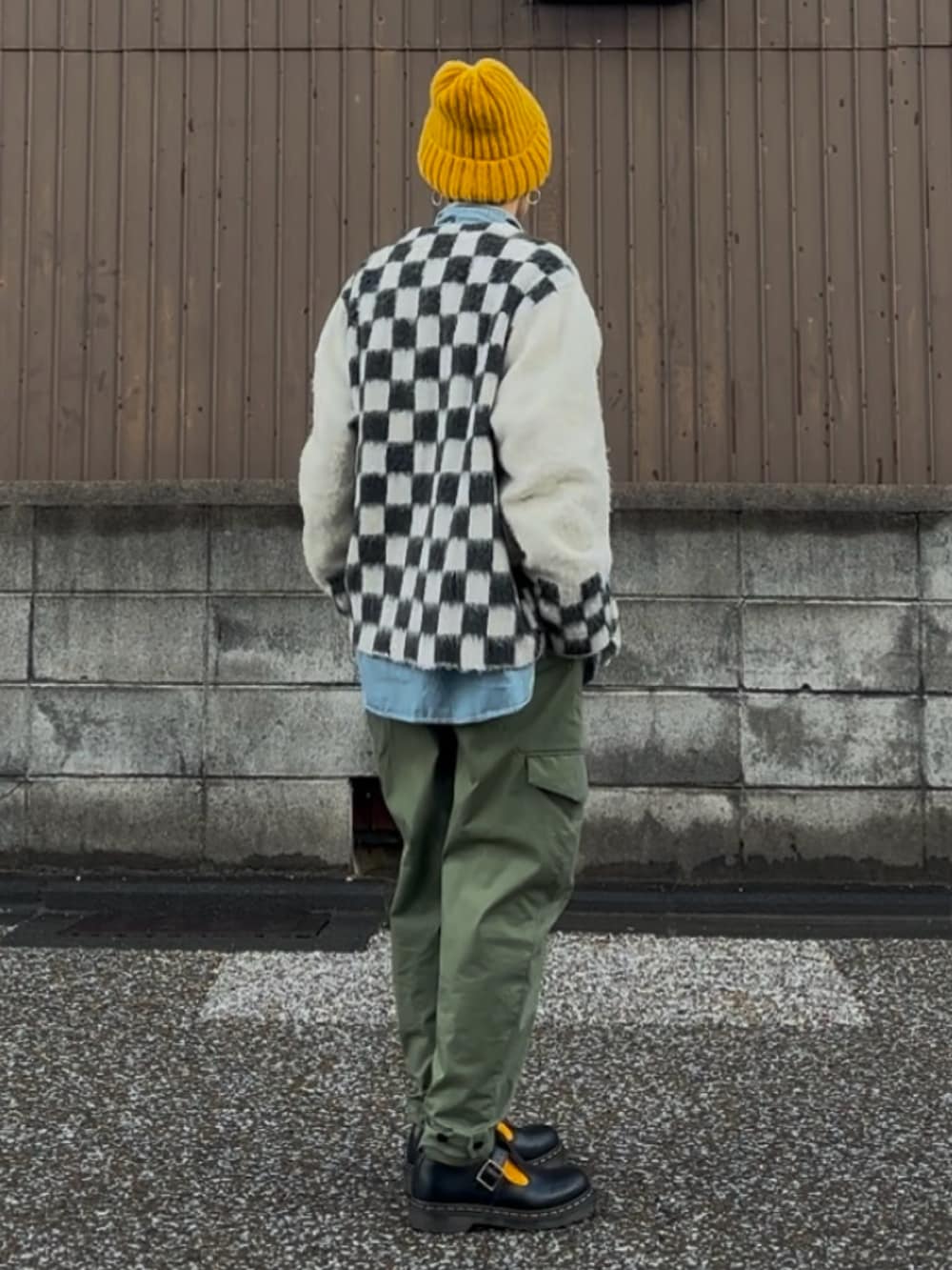 ブルー系のシャツ/ブラウス、グリーン系のカーゴパンツ、ブラック系のハンドバッグを着用したレディースの冬コーディネートの4枚目の写真