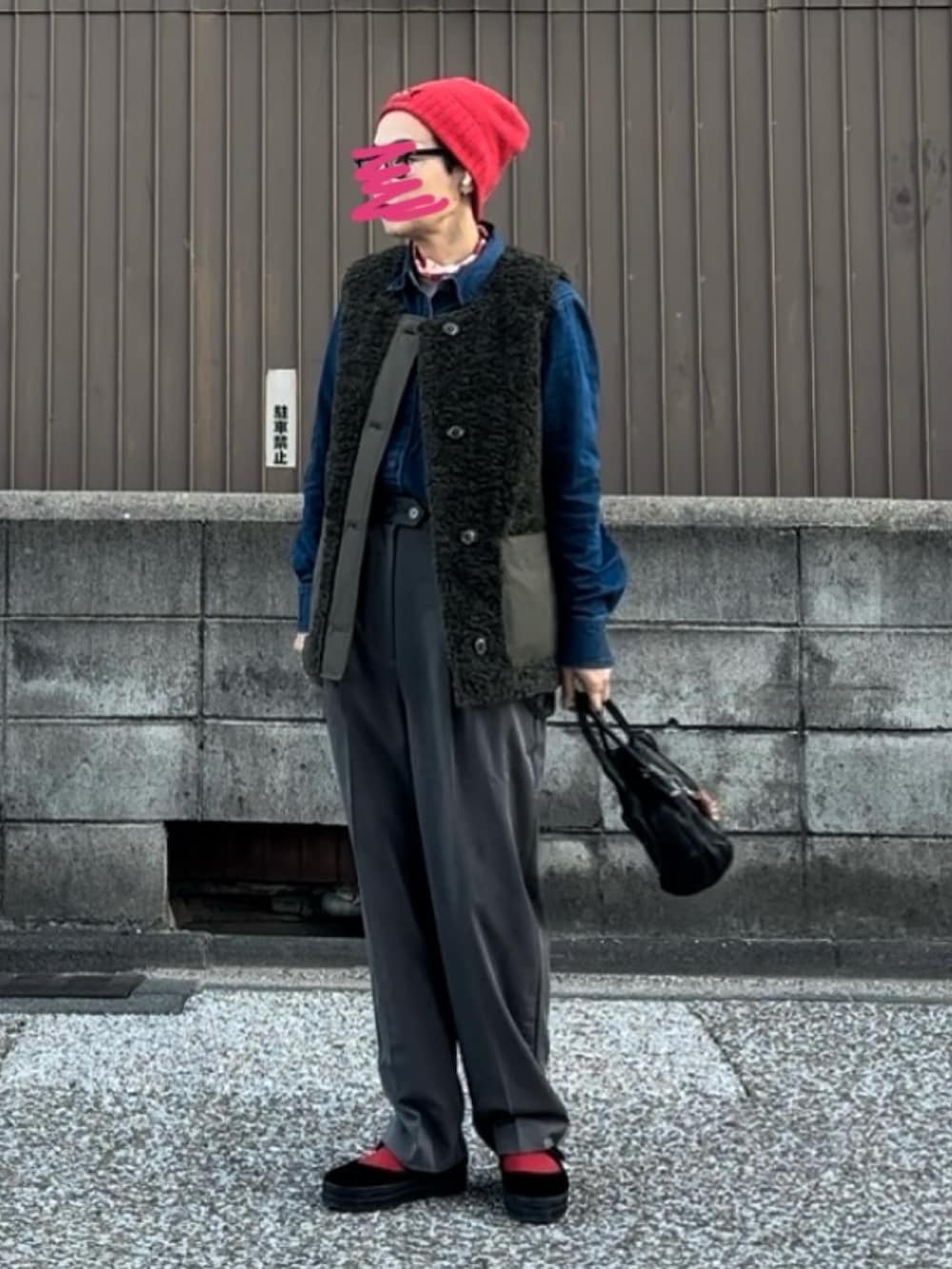 「最近のいい感じコーデ、冬アウター、パンツスタイル、骨格ストレート、低身長、アラフィフ、フリース、ベスト、バブアー、ニット帽、赤、メリージェーン、デニムシャツ、おしゃれさんと繋がりたい」｜「UNIQLOのアイテム（ニットキャップ/ビーニー、レッド系）」を使った、MAKIさん（レディース・154cm）の秋コーディネートの2枚目の写真