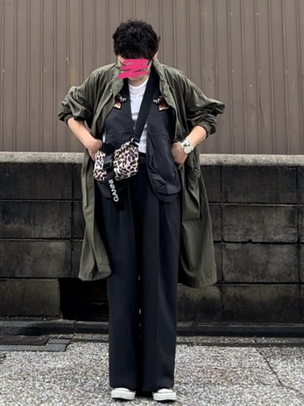 「低身長、骨格ストレート、アラフィフ、スラックス、モッズコート、ベスト、レイヤードスタイル、コンバース、GANNI、レオパード、ひょう柄、おしゃれさんと繋がりたい」｜「for/cの[低身長サイズ有]撥水タックストレートパンツ【サスティナブル】（スラックス、グレー系）」を使った、MAKIさん（骨格ストレート・レディース・154cm）の秋コーディネートの2枚目の写真