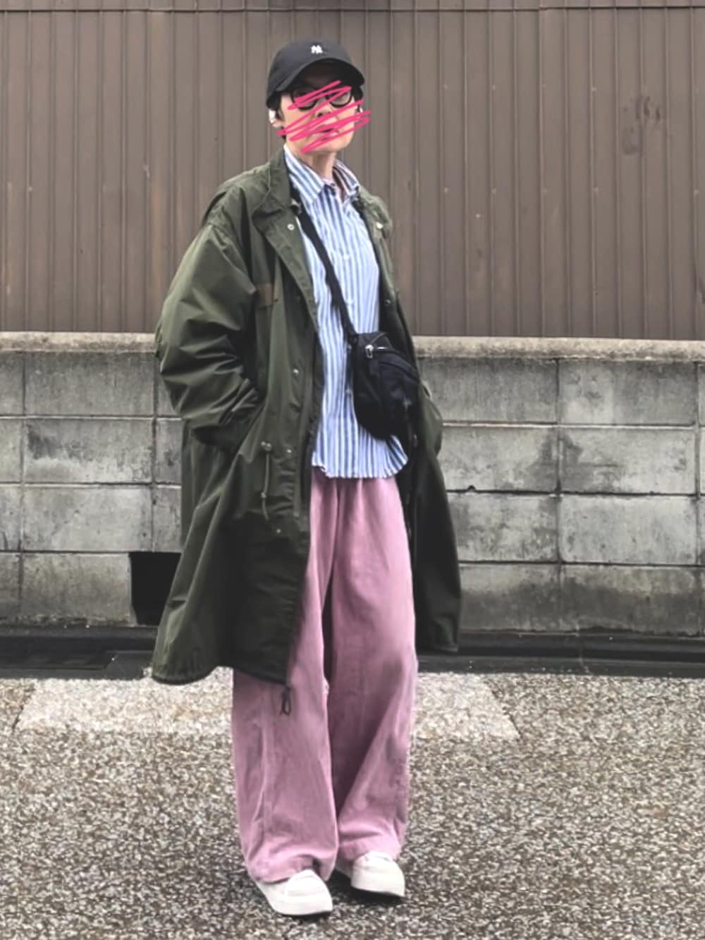 「ファッションを楽しもう、秋服コーデ、休日スタイル、おしゃれさんと繋がりたい、プチプラコーデ、ピンクパンツ、コーデュロイ、シャツスタイル、骨格ストレート、キャップ、アークテリクス、低身長、40代ファッション」｜「coenの【ユニセックス】［洗える］撥水M-65TYPE モッズコート（WEB限定カラー）（モッズコート、グリーン系）」を使った、MAKIさん（骨格ストレート・レディース・154cm）の秋コーディネートの3枚目の写真