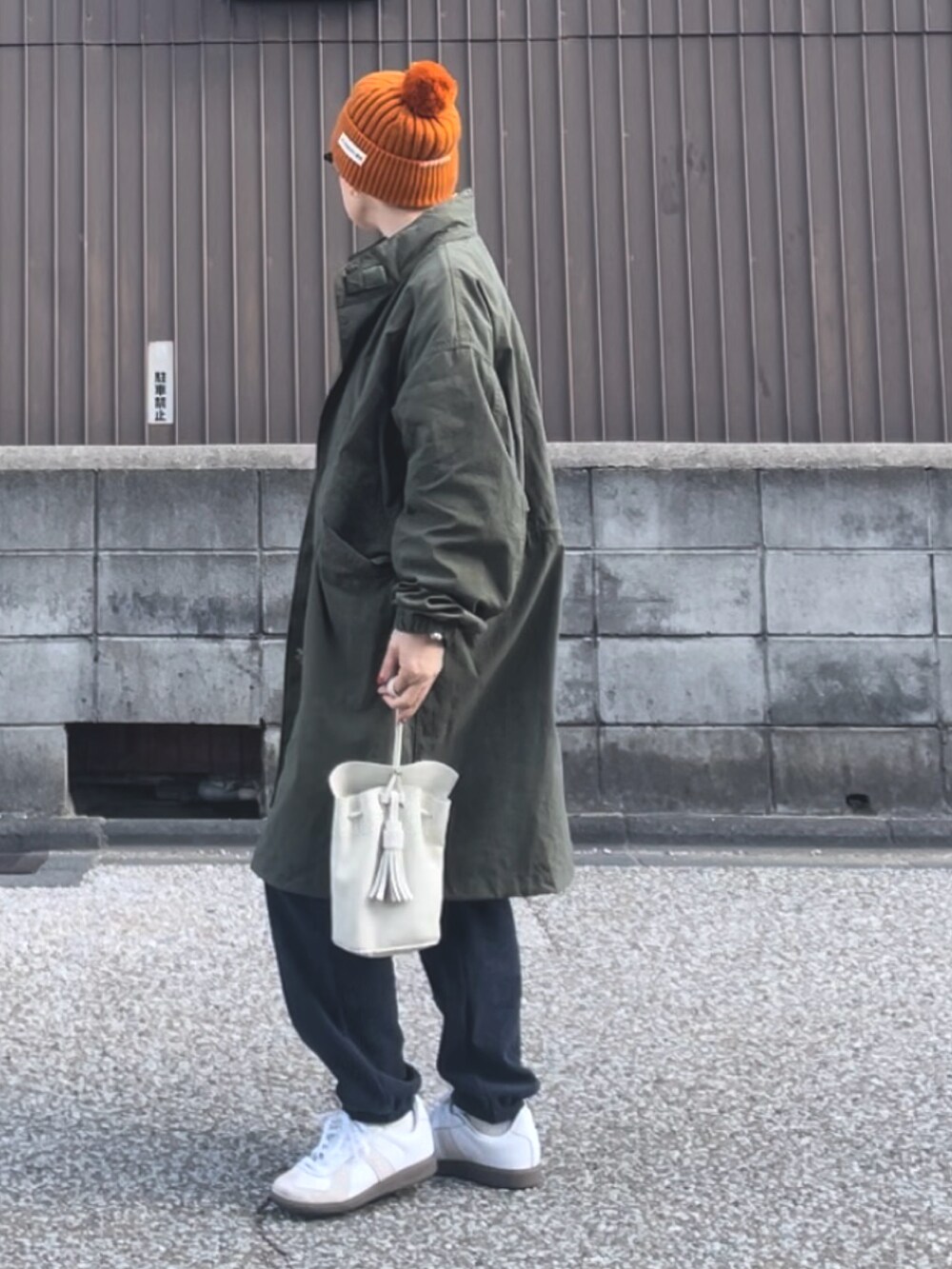 「カジュアルコーデ、おしゃれさんと繋がりたい、メガネ女子、ファッションを楽しもう、ミニバッグ、ジョガーパンツ、ニット帽、モッズコート、古着MIX、古着、低身長、骨格ストレート、40代女性」｜「makerhoodのアイテム（モッズコート、グリーン系）」を使った、MAKIさん（骨格ストレート・レディース・154cm）の冬コーディネートの2枚目の写真