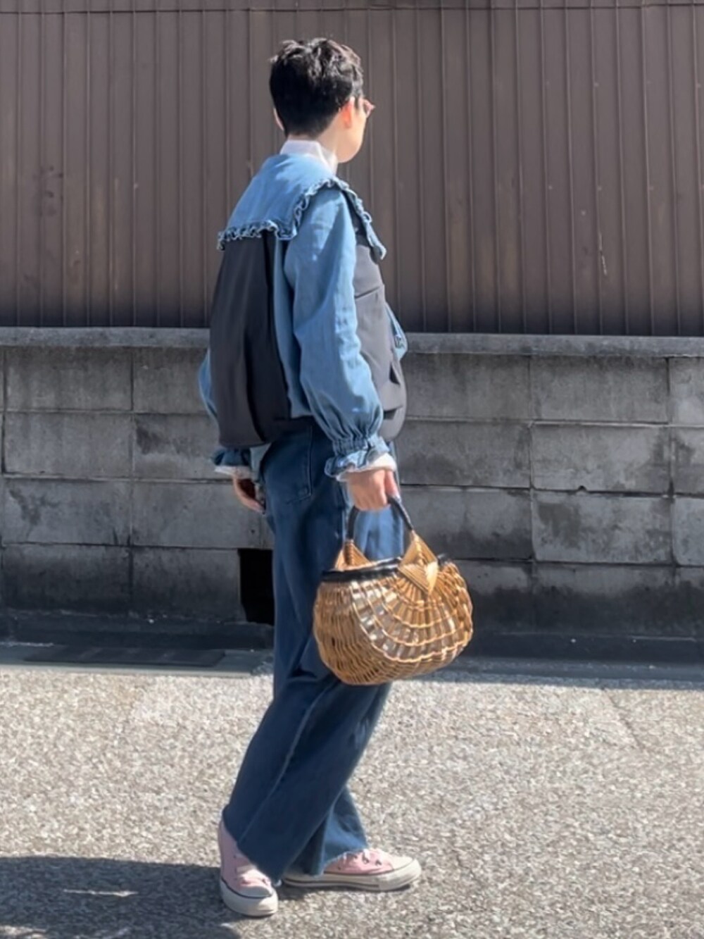 「春ファッション、プチプラコーデ、デニムパンツ、デニムシャツ、デニムオンデニム、かごバッグ、ベスト、コンバース、モッズコート、古着MIX、低身長、骨格ストレート、40代女性」｜「SOMETHINGのSOMETHING　フリルビッグカラーデニムブラウス（シャツ/ブラウス、ブルー系）」を使った、MAKIさん（骨格ストレート・レディース・154cm）の春コーディネートの2枚目の写真