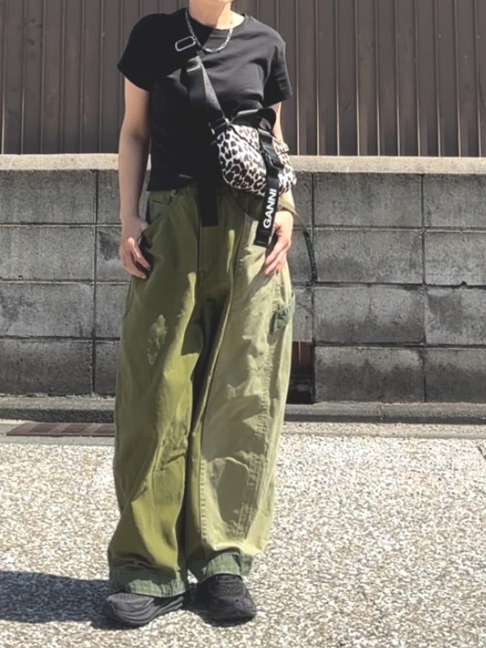「休日スタイル、低身長コーデ、おしゃれさんと繋がりたい、パンツスタイル、ミニTシャツ、カーゴパンツ、レオパード、ひょう柄、低身長、骨格ストレート、アラフィフ、y2k」｜「GANNIの【GANNI(ガニー)】RECYCLED TECH MINI SATCHEL LEOPARD（ショルダーバッグ、ブラウン系）」を使った、MAKIさん（骨格ストレート・レディース・154cm）の秋コーディネートの2枚目の写真
