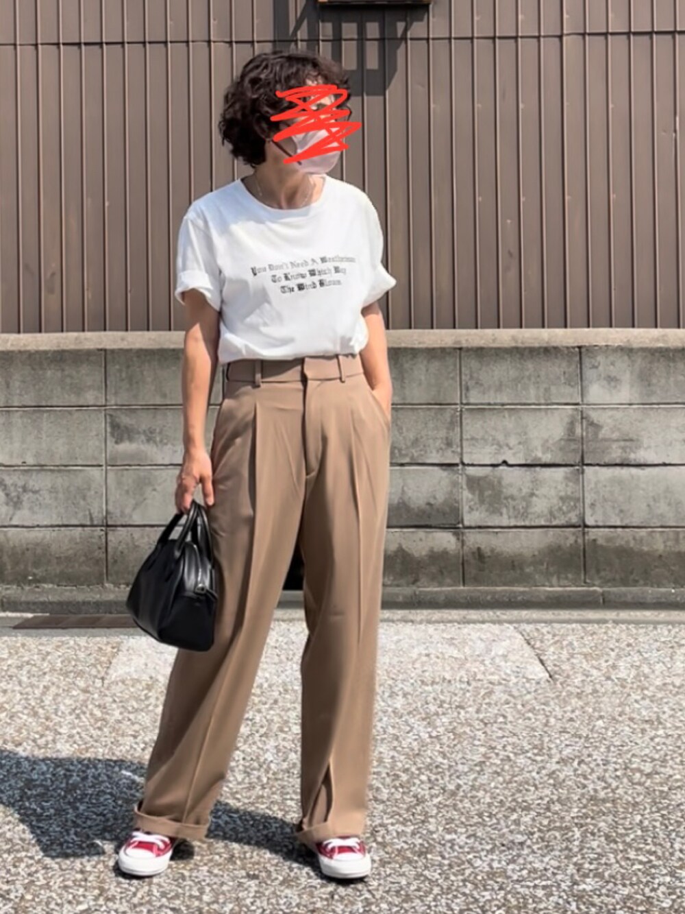 ベージュ系のパンツ、ホワイト系のTシャツ/カットソー、ブラック系のボストンバッグを着用したレディースの夏コーディネートの3枚目の写真