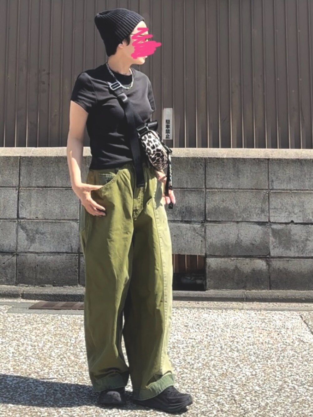 「休日スタイル、低身長コーデ、おしゃれさんと繋がりたい、パンツスタイル、ミニTシャツ、カーゴパンツ、レオパード、ひょう柄、低身長、骨格ストレート、アラフィフ、y2k」｜「GANNIの【GANNI(ガニー)】RECYCLED TECH MINI SATCHEL LEOPARD（ショルダーバッグ、ブラウン系）」を使った、MAKIさん（骨格ストレート・レディース・154cm）の秋コーディネートの3枚目の写真