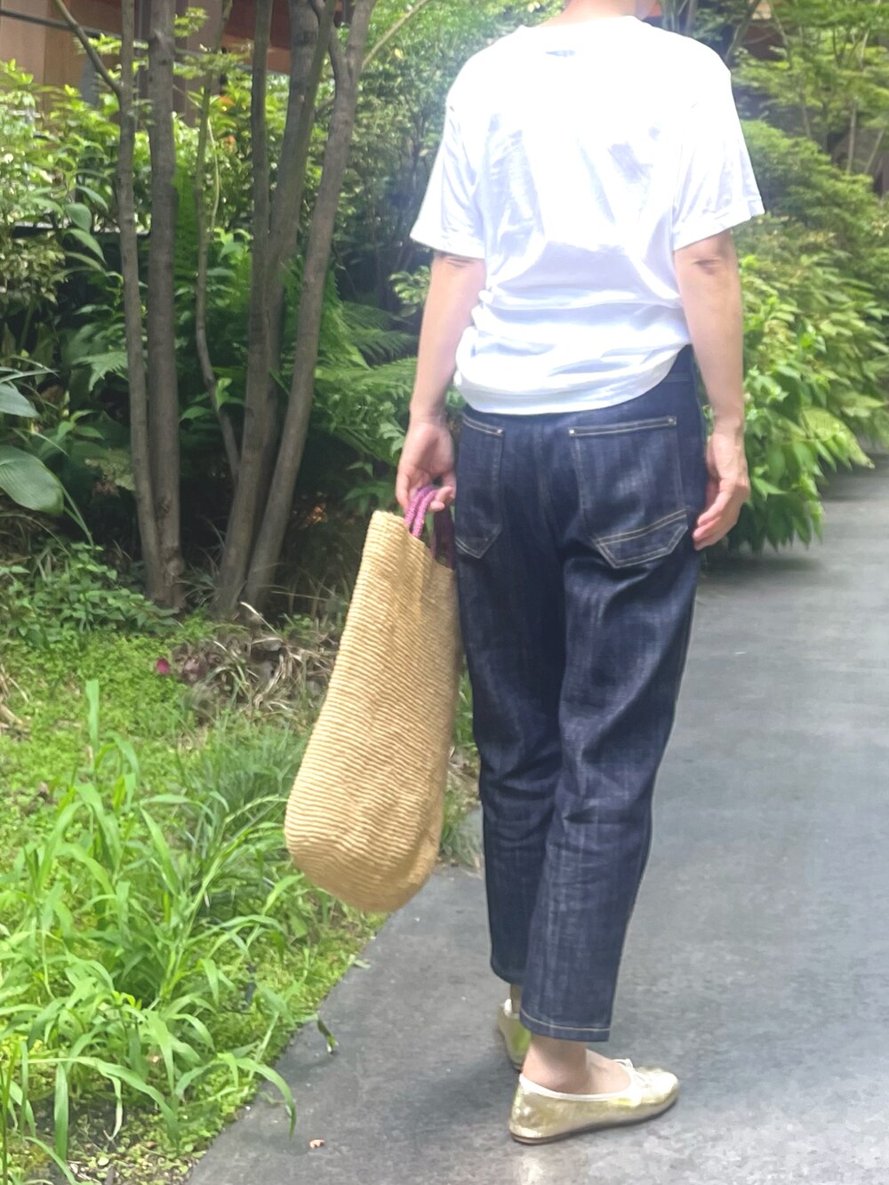 「低身長、ジョンブル、40代ファッション、夏コーデ、シンプルスタイル、夏、おしゃれさんと繋がりたい、かごバッグ、バレーシューズ、グッドロックスピード、みんなの白Tフェス」｜「GOOD ROCK SPEEDのGOOD ROCK SPEEDモノクロフォトTEE（Tシャツ/カットソー、ホワイト系）」を使った、MAKIさん（骨格ストレート・レディース・154cm）の夏コーディネートの3枚目の写真