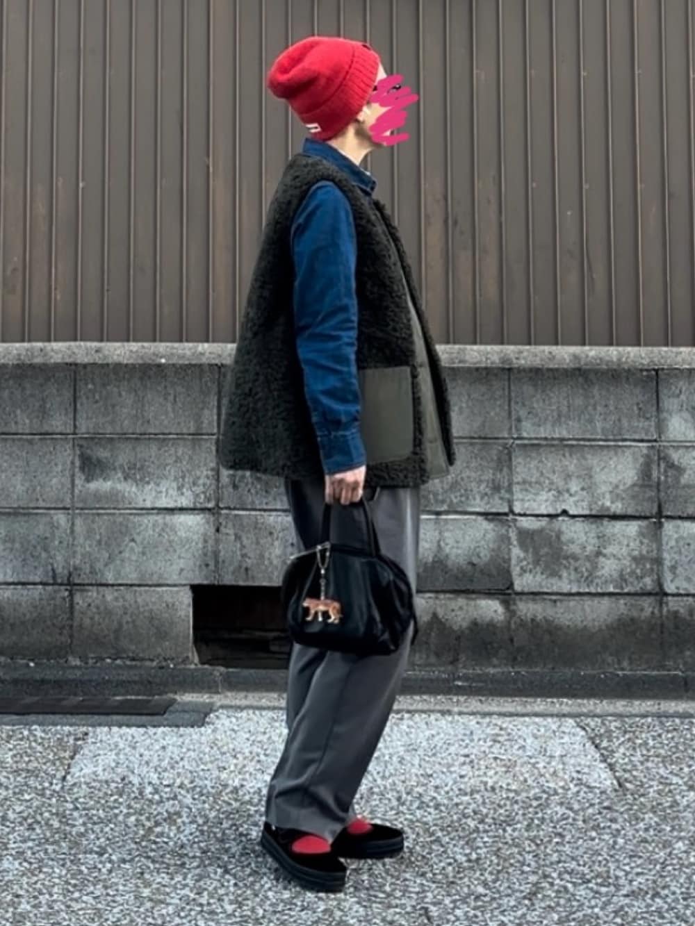 「最近のいい感じコーデ、冬アウター、パンツスタイル、骨格ストレート、低身長、アラフィフ、フリース、ベスト、バブアー、ニット帽、赤、メリージェーン、デニムシャツ、おしゃれさんと繋がりたい」｜「UNIQLOのアイテム（ニットキャップ/ビーニー、レッド系）」を使った、MAKIさん（レディース・154cm）の秋コーディネートの3枚目の写真