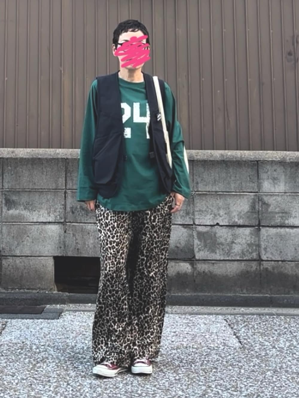 「大人カジュアル、秋先取りコーデ、ゆるコーデ、レオパード、ひょう柄、トートバッグ、コンバース、おしゃれさんと繋がりたい、低身長、骨格ストレート、アラフィフ、40代ファッション」｜「ChampionのChampion / チャンピオン SLOBE別注 ラグランカットソー（Tシャツ/カットソー、グリーン系）」を使った、MAKIさん（骨格ストレート・レディース・154cm）の秋コーディネートの4枚目の写真