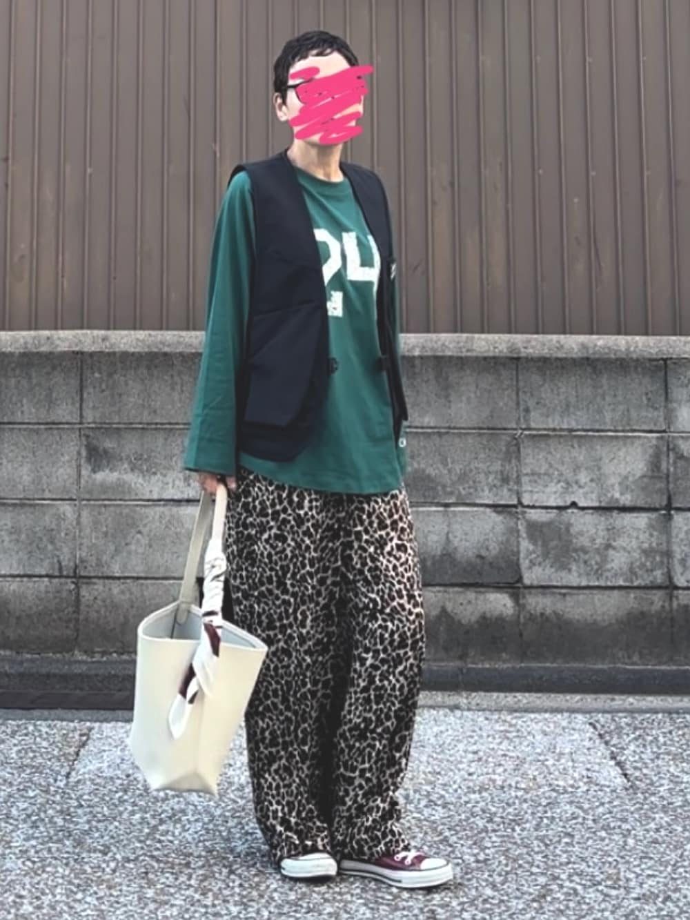 「大人カジュアル、秋先取りコーデ、ゆるコーデ、レオパード、ひょう柄、トートバッグ、コンバース、おしゃれさんと繋がりたい、低身長、骨格ストレート、アラフィフ、40代ファッション」｜「ChampionのChampion / チャンピオン SLOBE別注 ラグランカットソー（Tシャツ/カットソー、グリーン系）」を使った、MAKIさん（骨格ストレート・レディース・154cm）の秋コーディネートの2枚目の写真