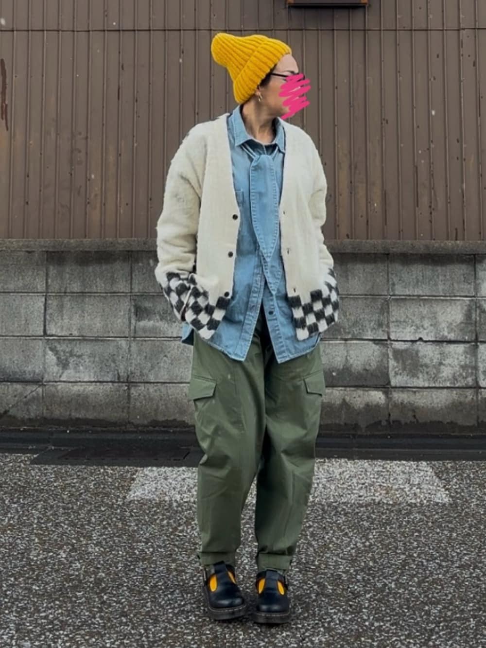 ブルー系のシャツ/ブラウス、グリーン系のカーゴパンツ、ブラック系のハンドバッグを着用したレディースの冬コーディネートの3枚目の写真