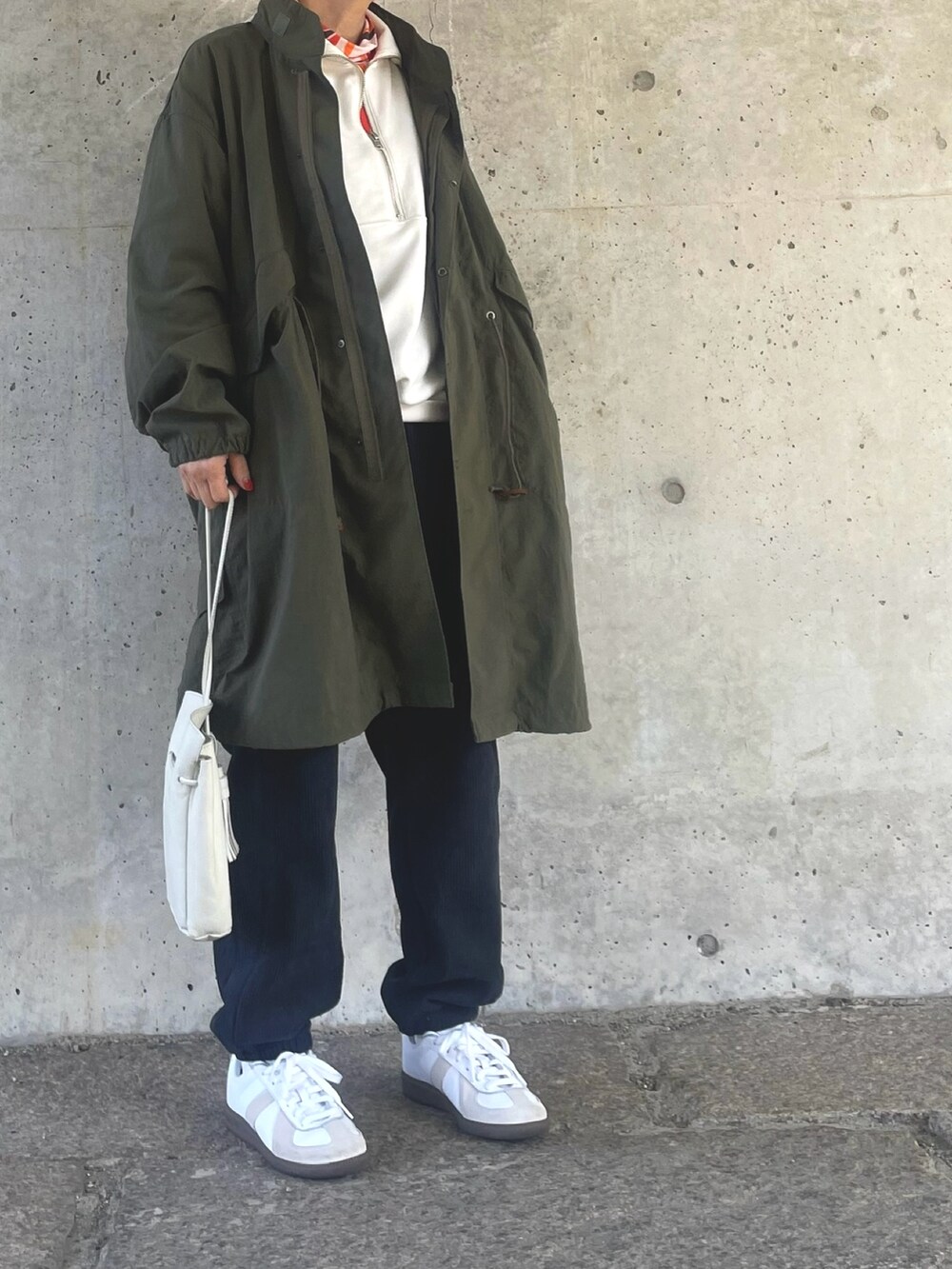 「カジュアルコーデ、おしゃれさんと繋がりたい、メガネ女子、ファッションを楽しもう、ミニバッグ、ジョガーパンツ、ニット帽、モッズコート、古着MIX、古着、低身長、骨格ストレート、40代女性」｜「makerhoodのアイテム（モッズコート、グリーン系）」を使った、MAKIさん（骨格ストレート・レディース・154cm）の冬コーディネートの3枚目の写真