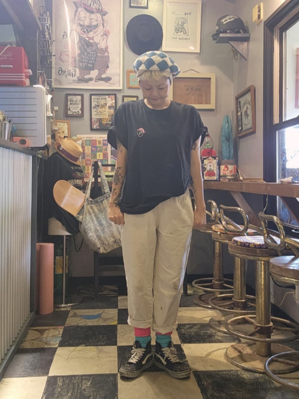 ブラック系のTシャツ/カットソー、ホワイト系のチノパンツ、ブルー系のハンチング/ベレー帽を着用したレディースの夏コーディネートの2枚目の写真