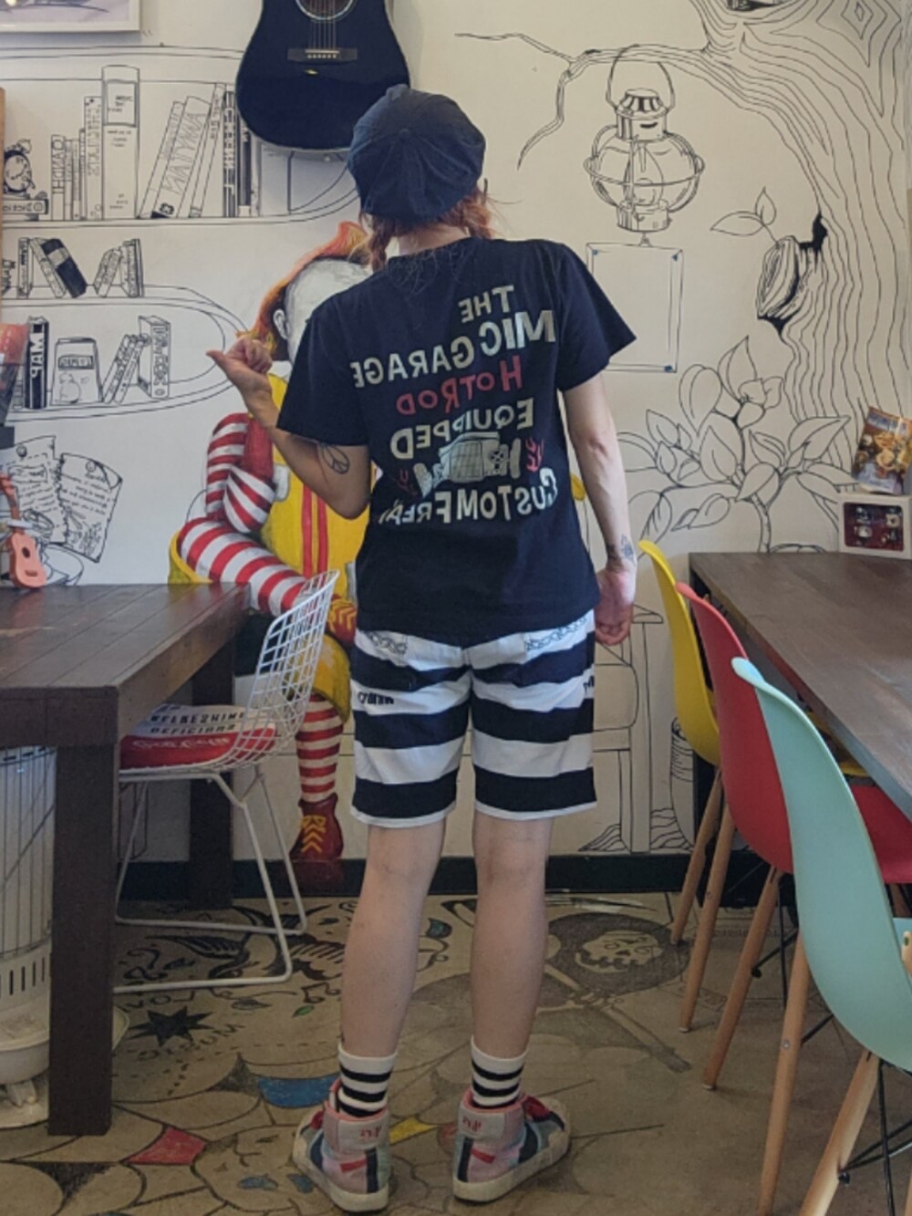 ブラック系のTシャツ/カットソー、ブラック系のパンツ、その他のスニーカーを着用したレディースの夏コーディネートの2枚目の写真