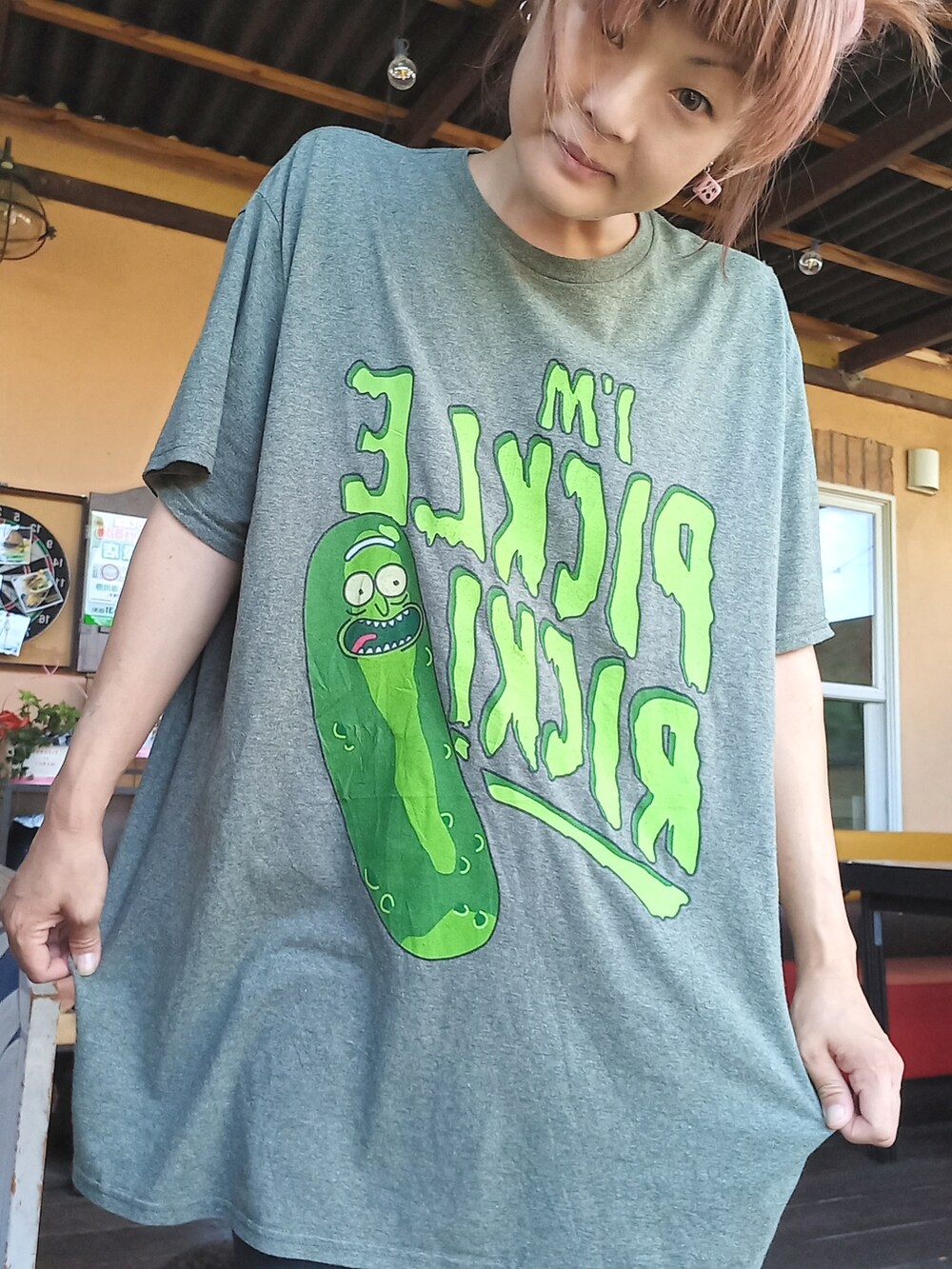 グリーン系のTシャツ/カットソーを着用したレディースの夏コーディネートの2枚目の写真