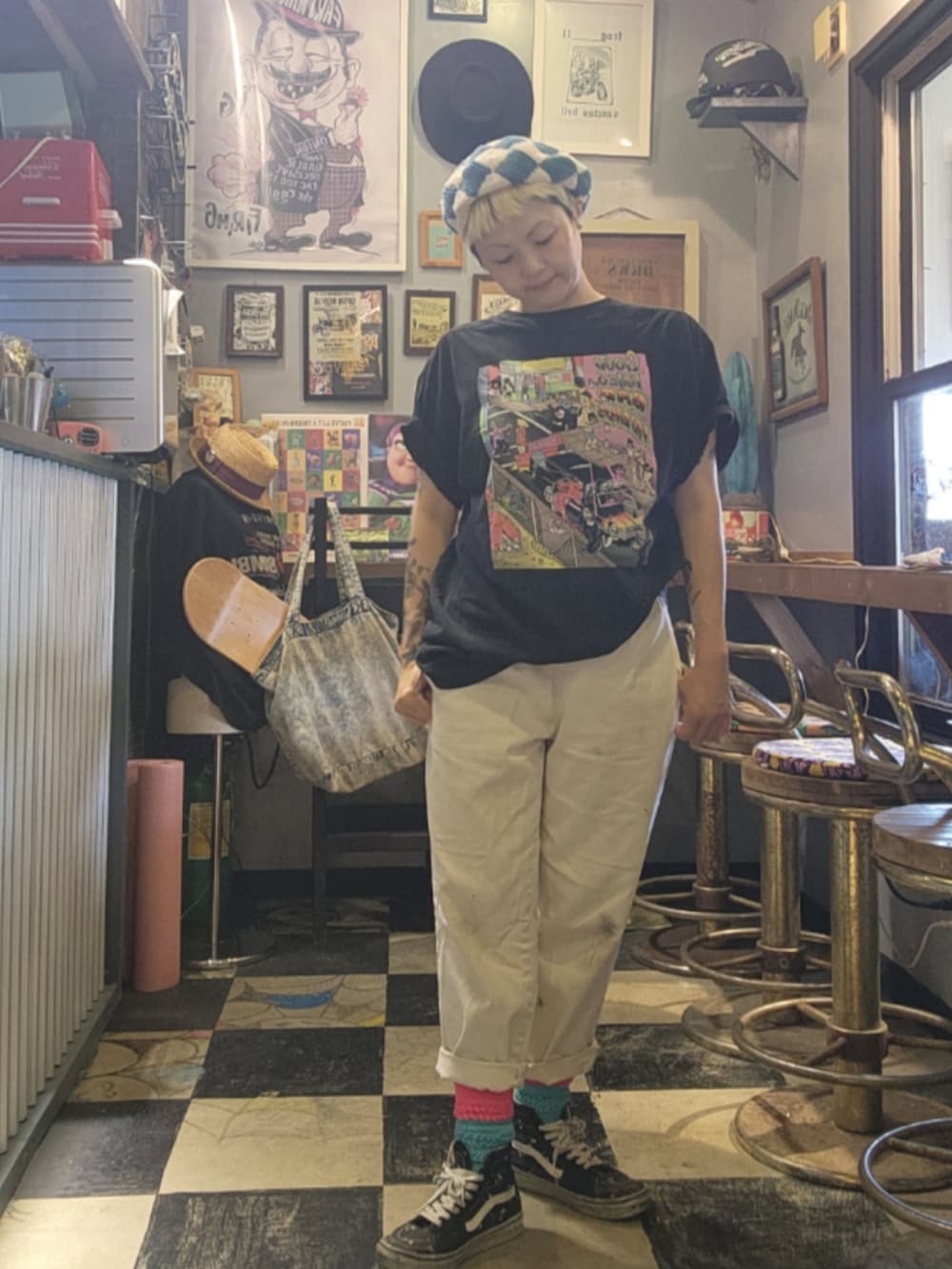 ブラック系のTシャツ/カットソー、ホワイト系のチノパンツ、ブルー系のハンチング/ベレー帽を着用したレディースの夏コーディネートの4枚目の写真