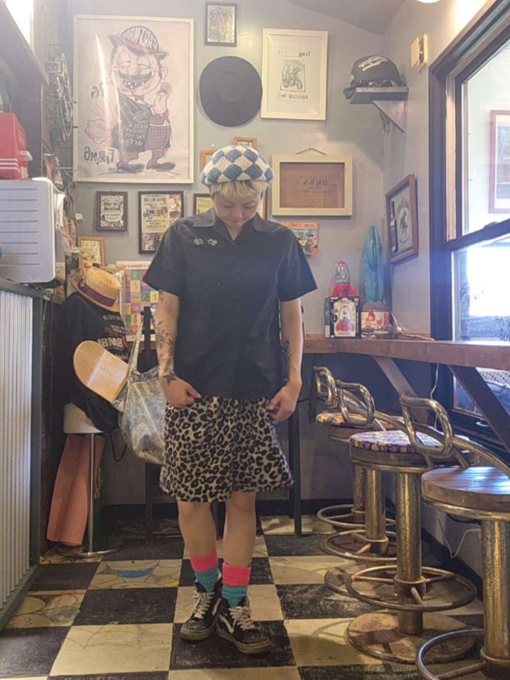 ブラック系のシャツ/ブラウス、ブラウン系のその他パンツ、ブラック系のスニーカーを着用したレディースの夏コーディネートの2枚目の写真