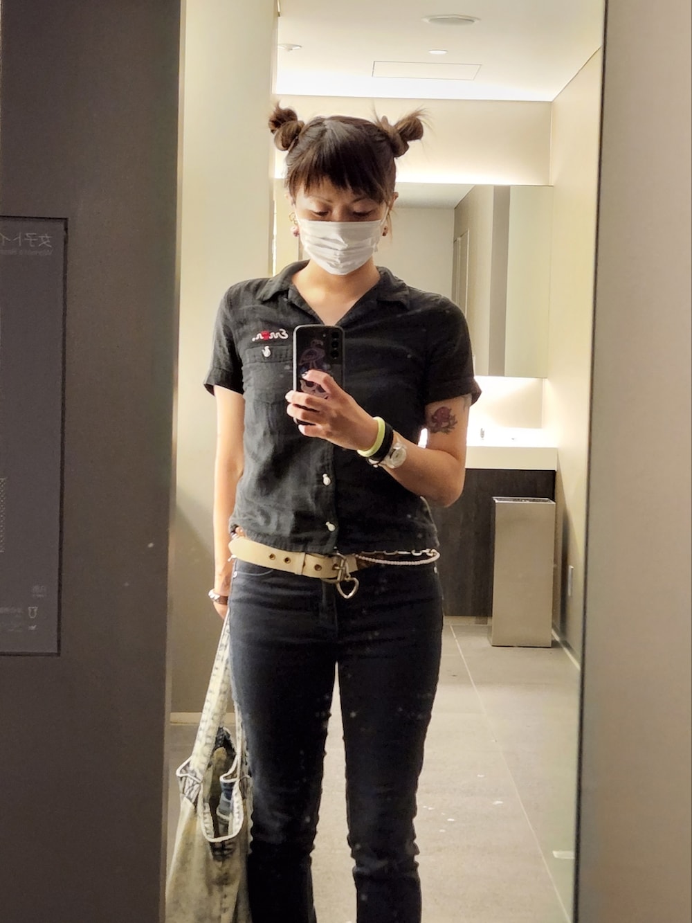 ブラック系のブーツ、ブラック系のシャツ/ブラウスを着用したレディースの夏コーディネートの2枚目の写真