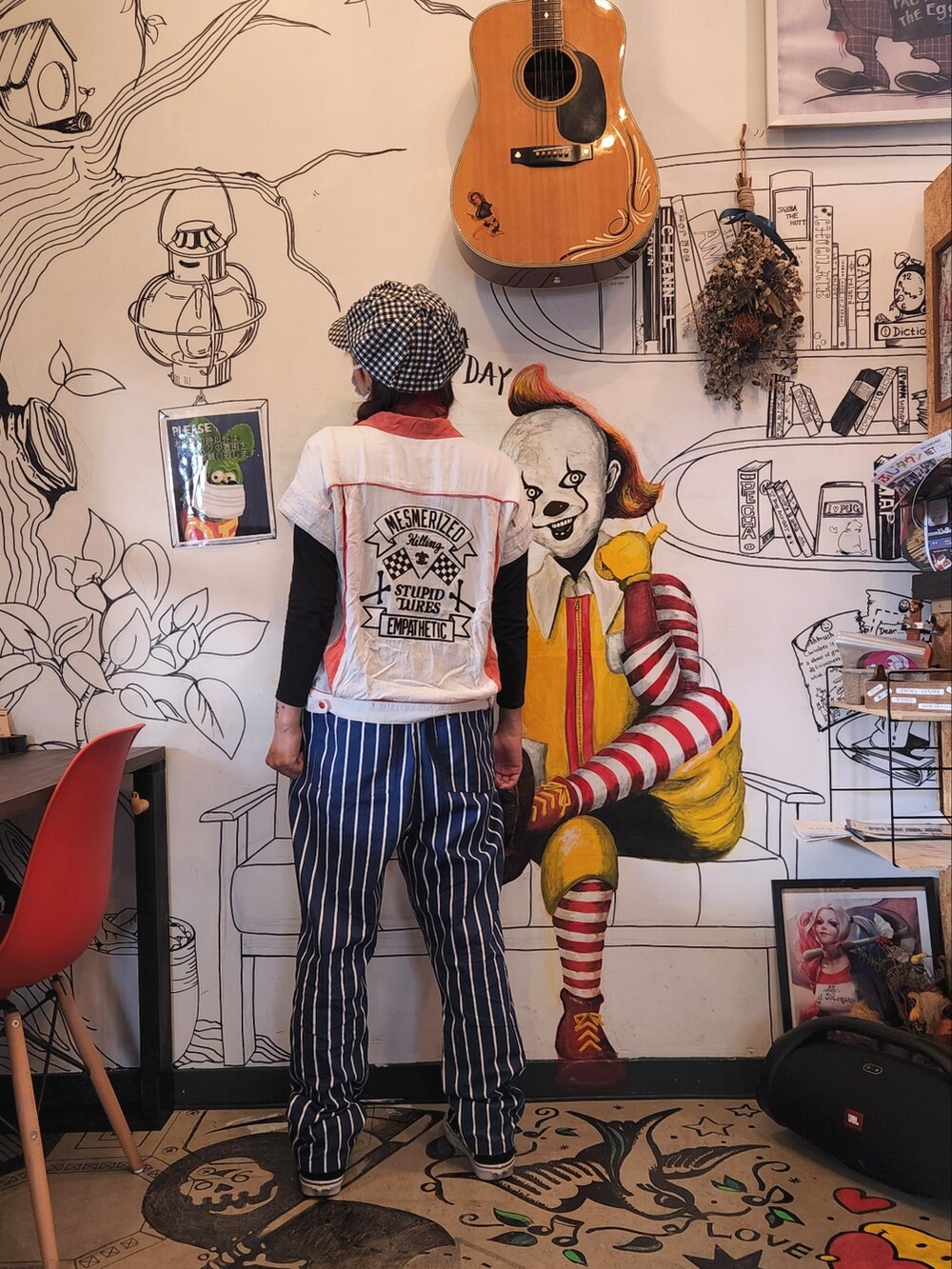 ホワイト系のシャツ/ブラウス、ブルー系のパンツ、ブラック系のスニーカーを着用したレディースの秋コーディネートの2枚目の写真