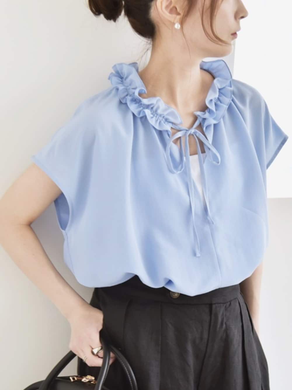 ブラック系のその他パンツ、ブラック系のショルダーバッグ、ブルー系のシャツ/ブラウスを着用したレディースの夏コーディネートの2枚目の写真