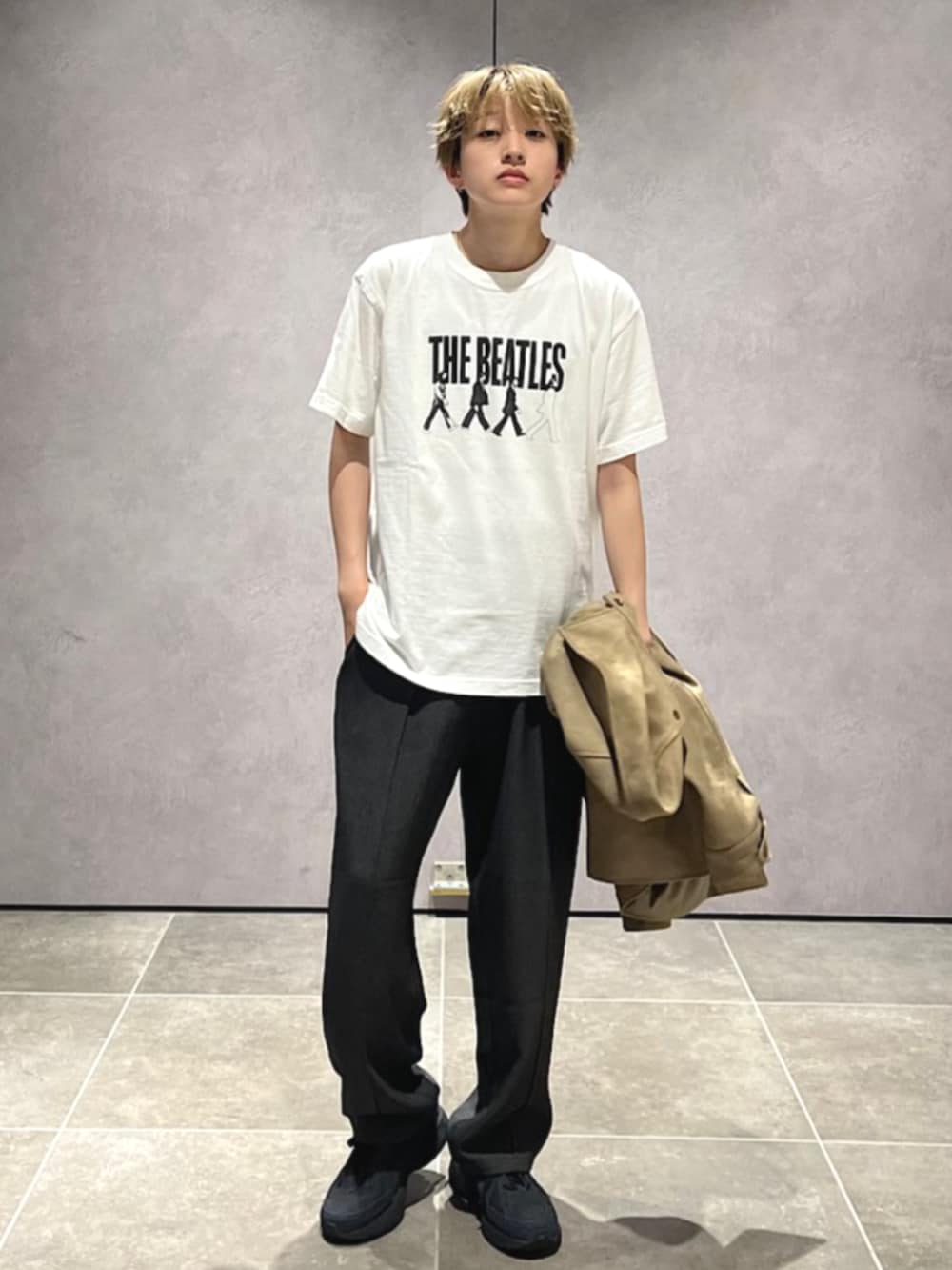 「SHIPS、シップス、ブルゾン、ワイドパンツ、スラックス、フォトT、カジュアルコーデ、秋コーデ」|「SHIPSのSHIPS: ポリエステル フェイク スエード コーチ ブルゾン(ブルゾン、グレー系)」を使った、山田さん(メンズ・162cm)の秋コーディネートの2枚目の写真