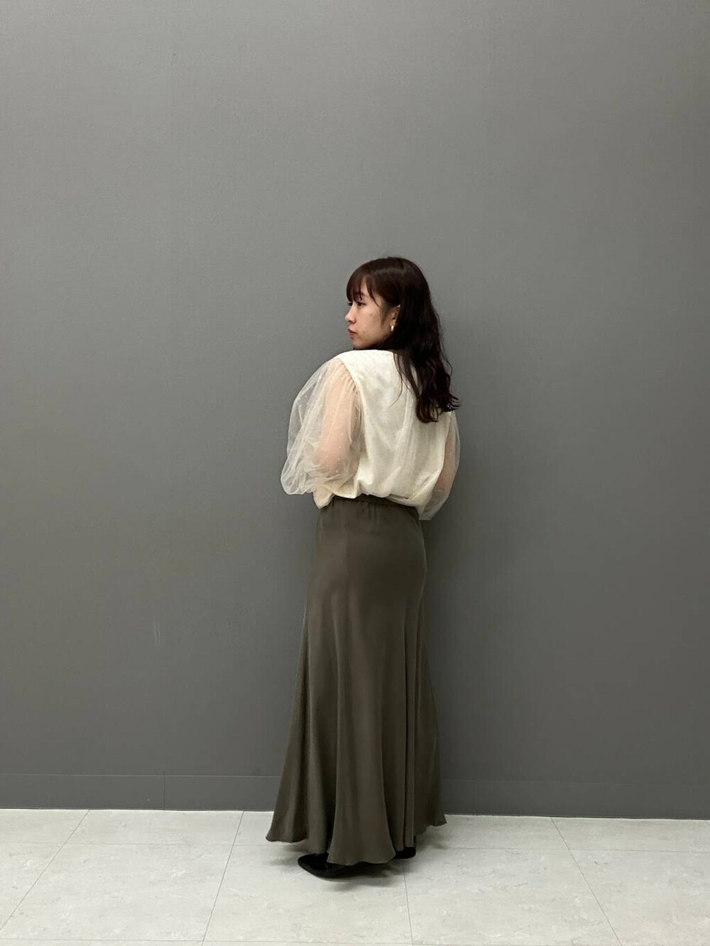 ブラック系のドレスシューズ、グリーン系のスカート、ホワイト系のシャツ/ブラウスを着用したレディースの冬コーディネートの5枚目の写真