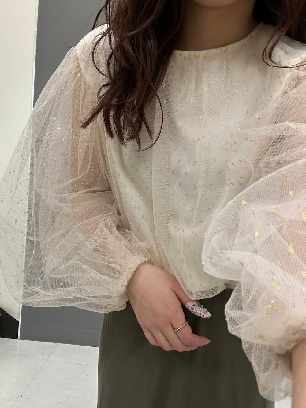 ブラック系のドレスシューズ、グリーン系のスカート、ホワイト系のシャツ/ブラウスを着用したレディースの冬コーディネートの6枚目の写真