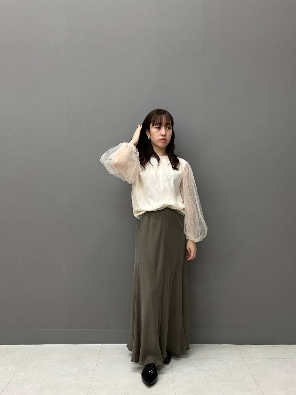 ブラック系のドレスシューズ、グリーン系のスカート、ホワイト系のシャツ/ブラウスを着用したレディースの冬コーディネートの4枚目の写真