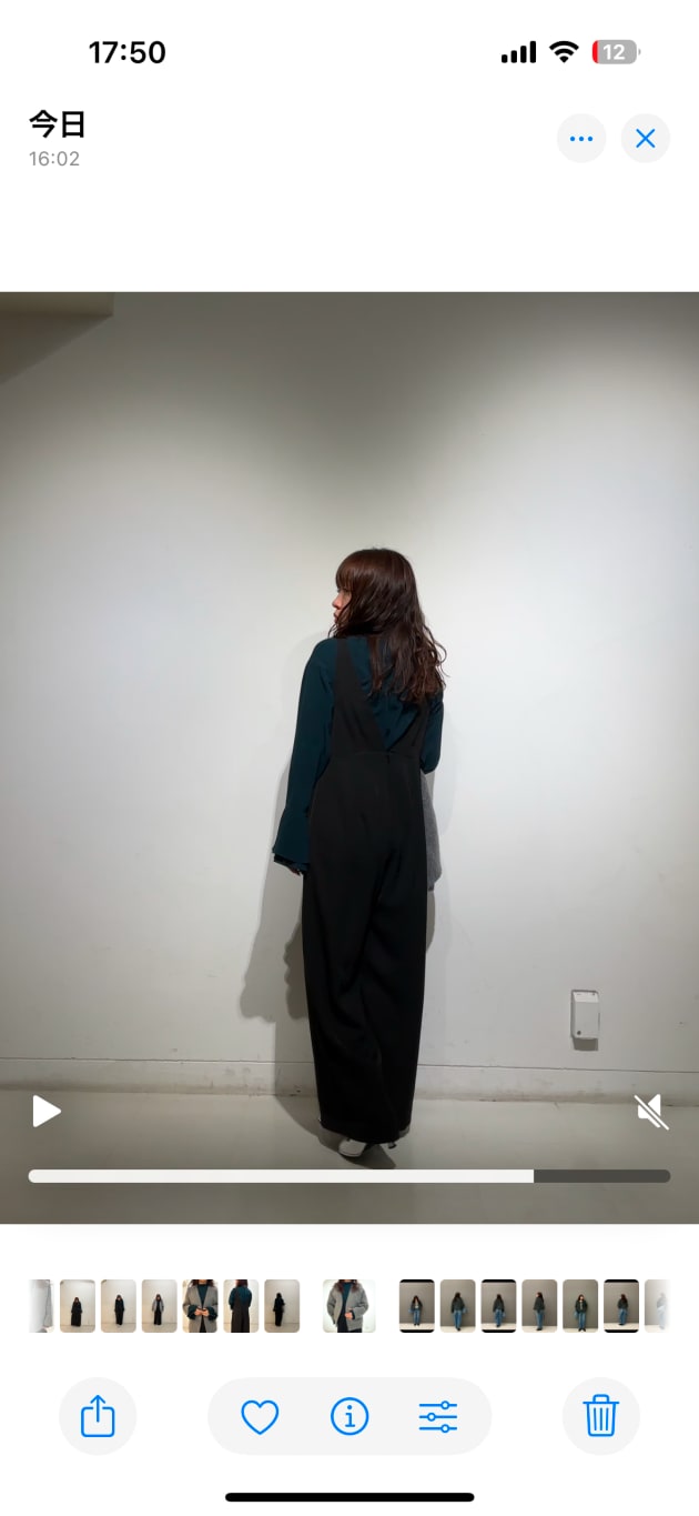 シルバー系のブーツ、グレー系のノーカラージャケット、ブラック系のサロペット/オーバーオールを着用したレディースの冬コーディネートの4枚目の写真