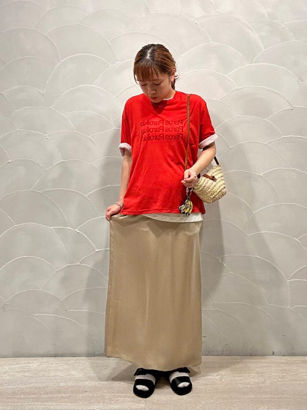 「きれいめカジュアル、URBANRESEARCH、サンダル、夏コーデ、かごバッグ、レイヤードコーデ、キュプラ、暑い、ganni、私のイチ推しブランド、夏カラーコーデ、トレンドシアーアイテム」|「URBAN RESEARCHのnew basic ドライツイストシアーTシャツ(Tシャツ/カットソー、ホワイト系)」を使った、ayane nishiさん(レディース・155cm)の夏コーディネートの5枚目の写真