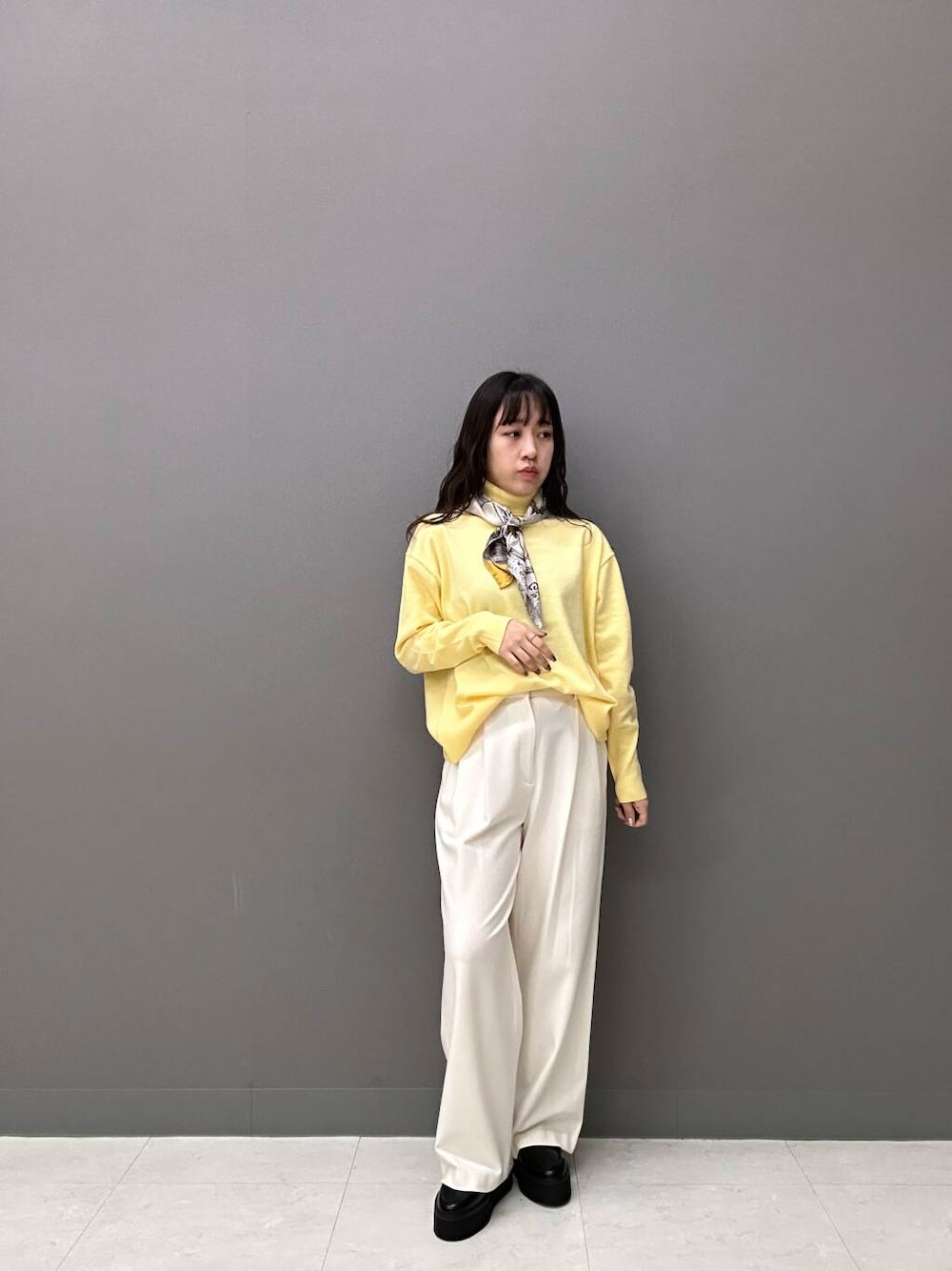 ホワイト系のダウンジャケット/コート、ホワイト系のその他パンツ、ブラック系のハンドバッグを着用したレディースの秋コーディネートの5枚目の写真