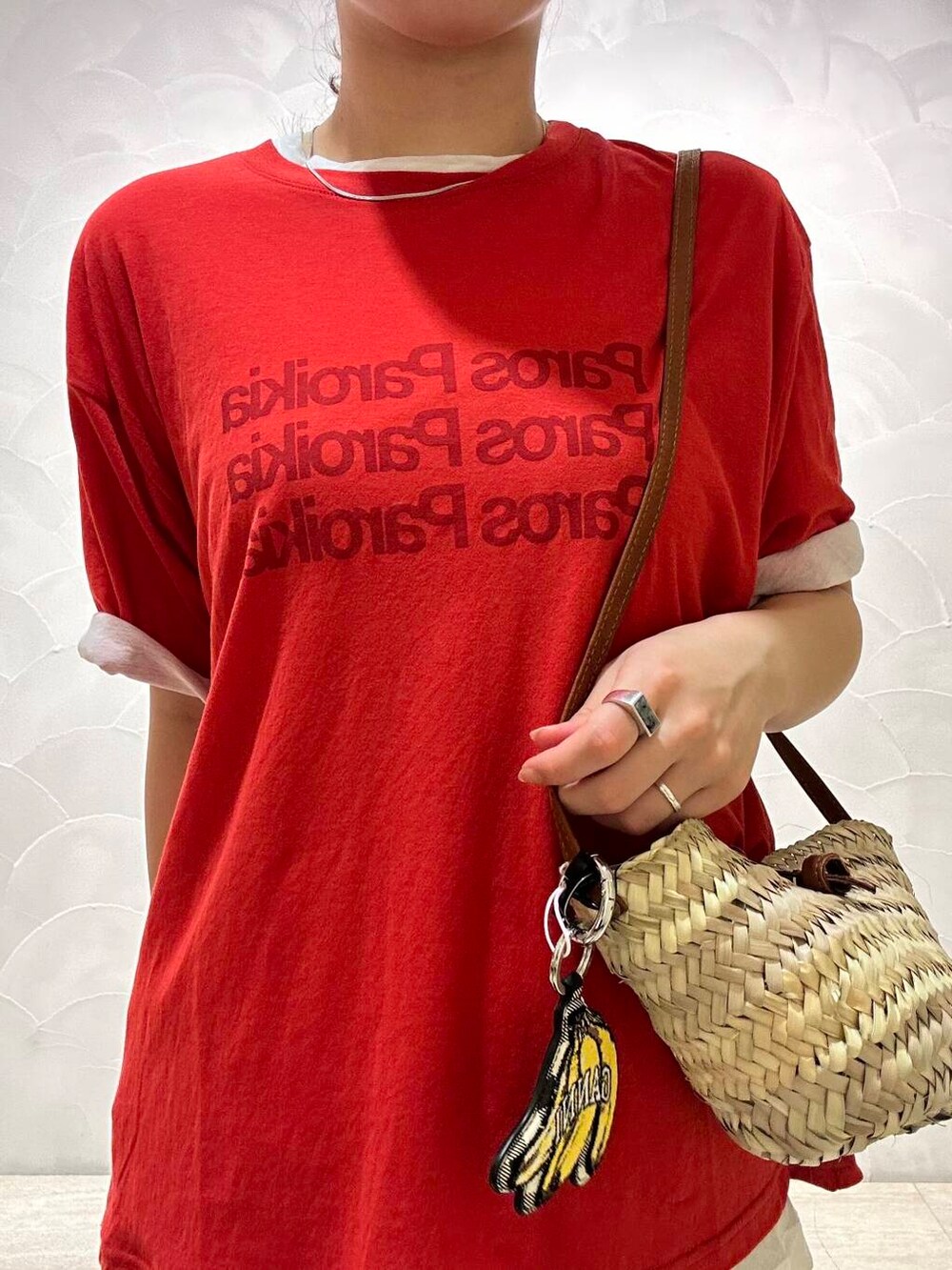 「きれいめカジュアル、URBANRESEARCH、サンダル、夏コーデ、かごバッグ、レイヤードコーデ、キュプラ、暑い、ganni、私のイチ推しブランド、夏カラーコーデ、トレンドシアーアイテム」|「URBAN RESEARCHのnew basic ドライツイストシアーTシャツ(Tシャツ/カットソー、ホワイト系)」を使った、ayane nishiさん(レディース・155cm)の夏コーディネートの6枚目の写真