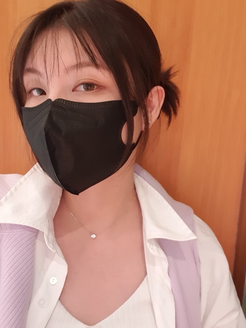 「披肩、粉嫩、白襯衫、運動鞋」｜「licorenのアイテム（アナログ腕時計、シルバー系）」を使った、🧸175さん（レディース・175cm）の秋コーディネートの2枚目の写真