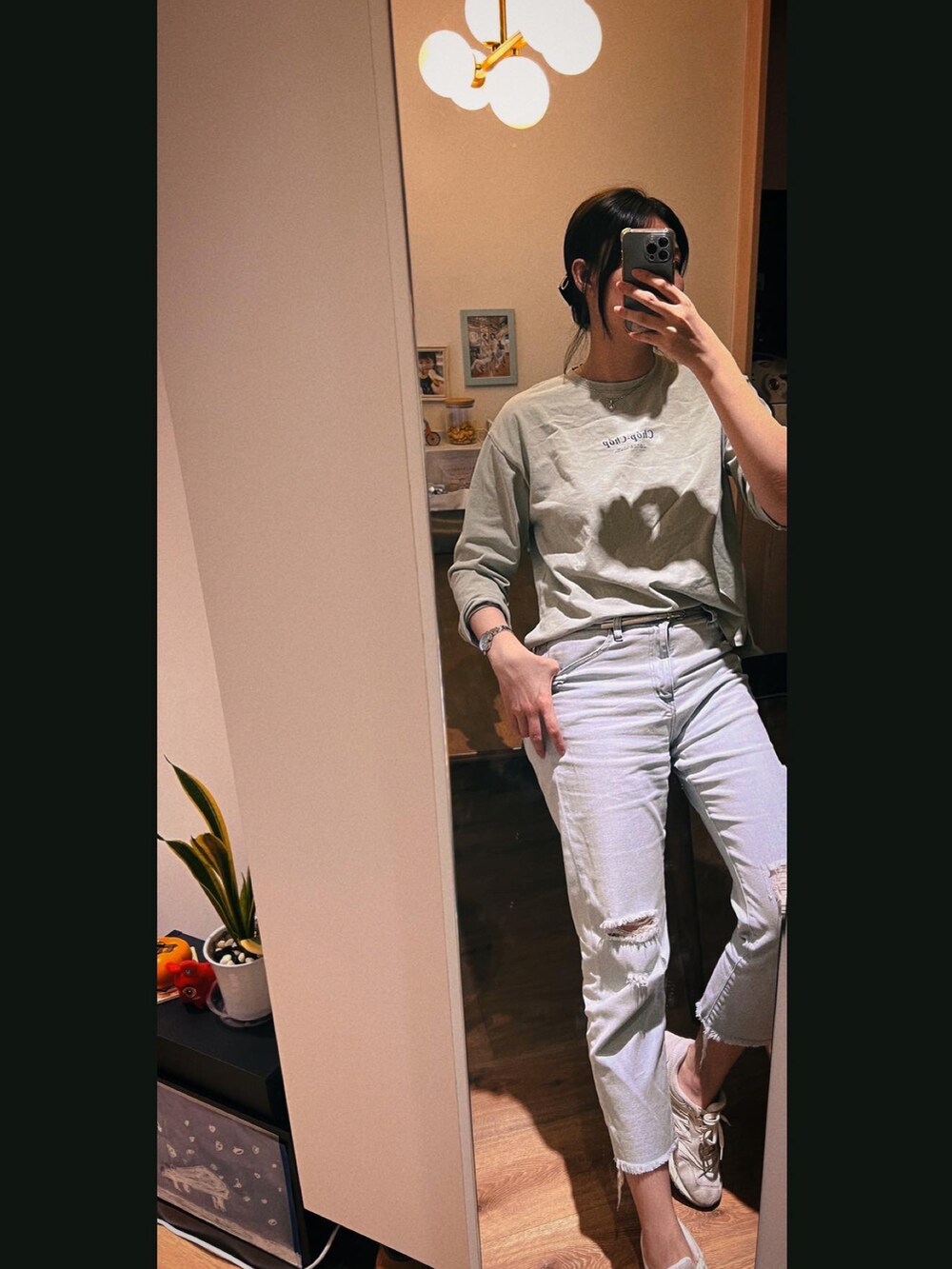 「秋冬、棉T、破洞牛仔褲、運動鞋、西裝外套」｜「UNIQLOのスリムボーイフレンドフィットアンクルジーンズ（デニムパンツ、ブルー系）」を使った、🧸175さん（レディース・175cm）の秋コーディネートの2枚目の写真