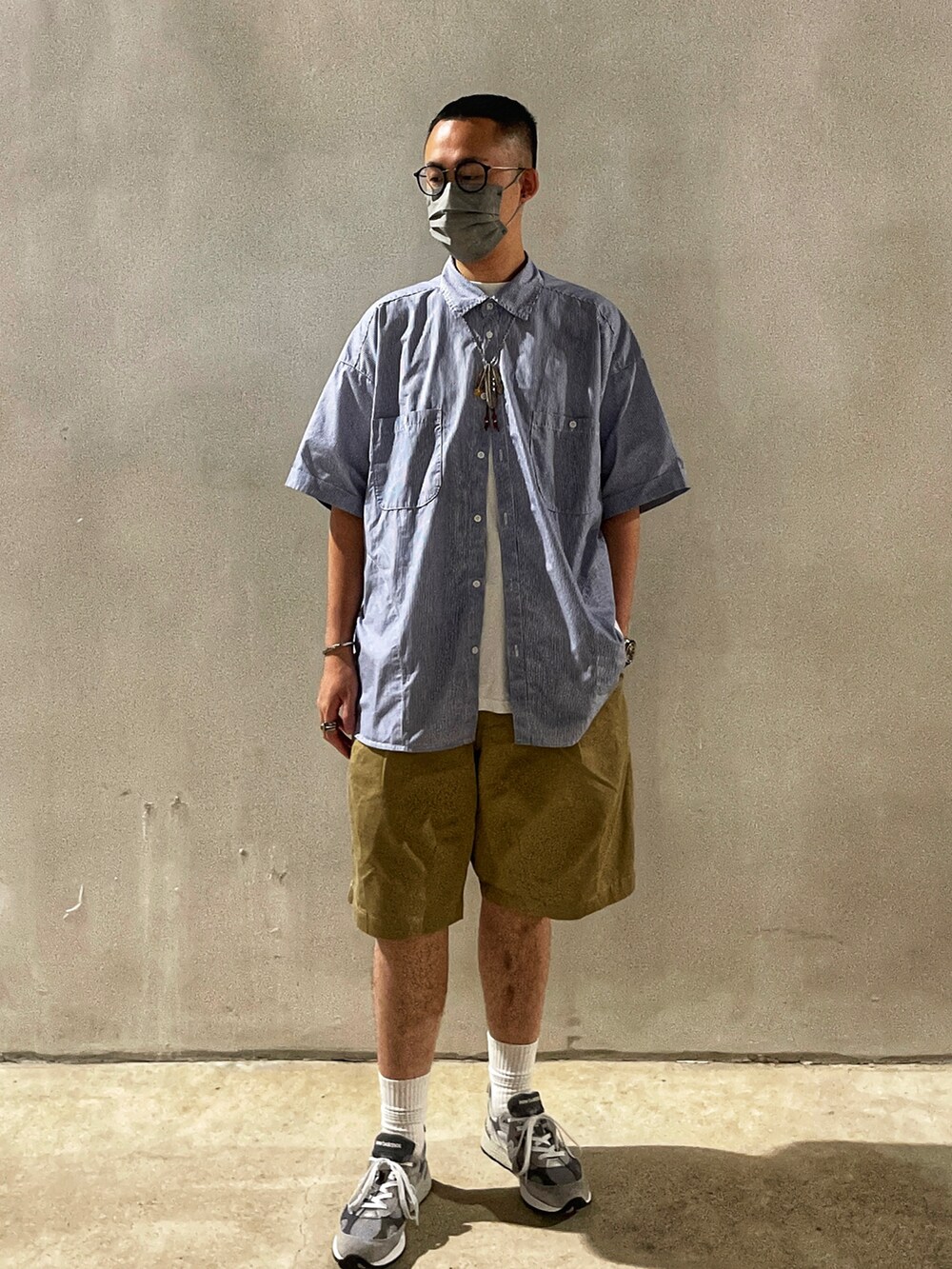 その他のカーゴパンツ、ブルー系のシャツ/ブラウス、グレー系のスニーカーを着用したメンズの春コーディネートの2枚目の写真