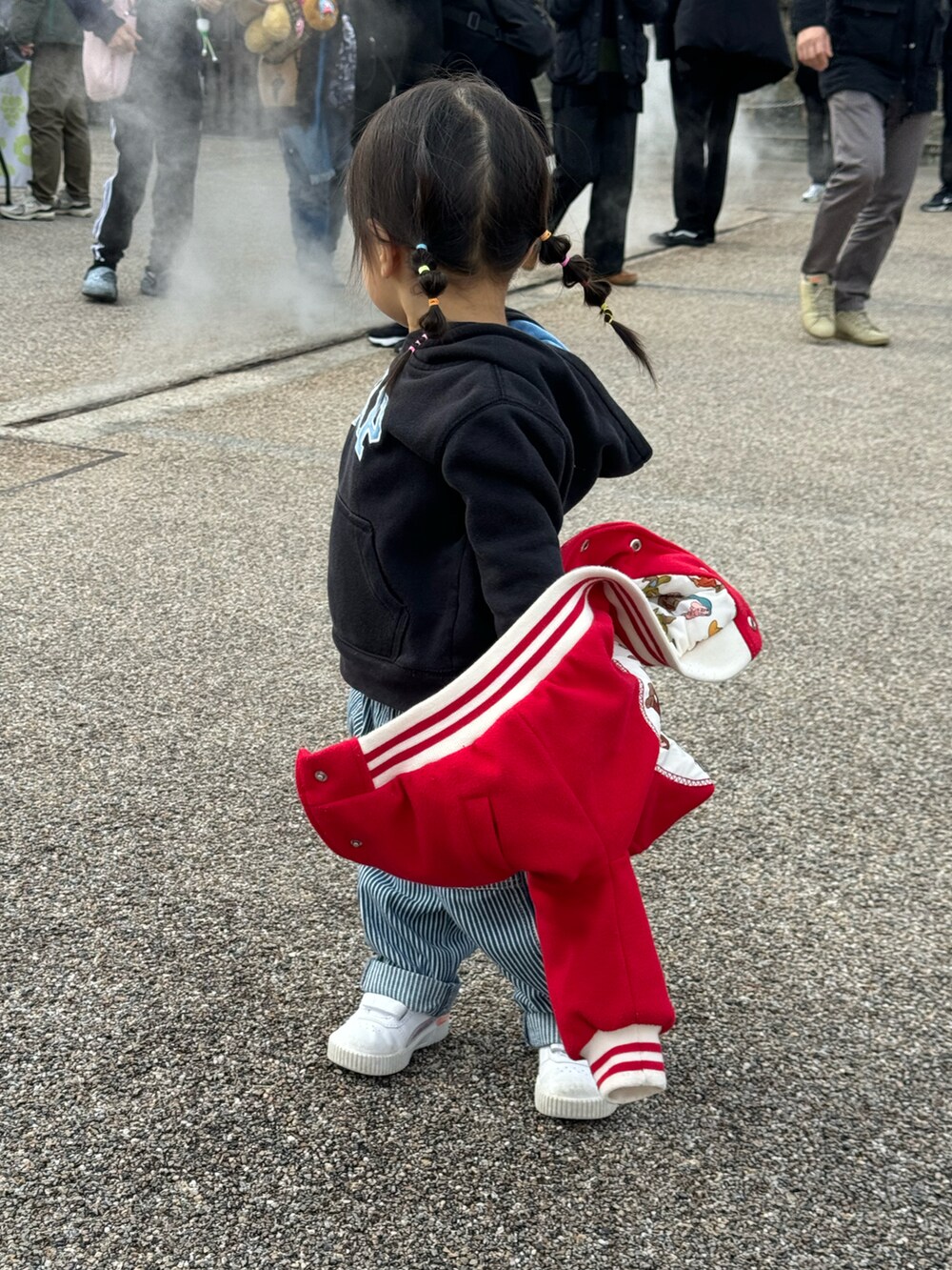 レッド系のスタジャンを着用したキッズの冬コーディネートの3枚目の写真