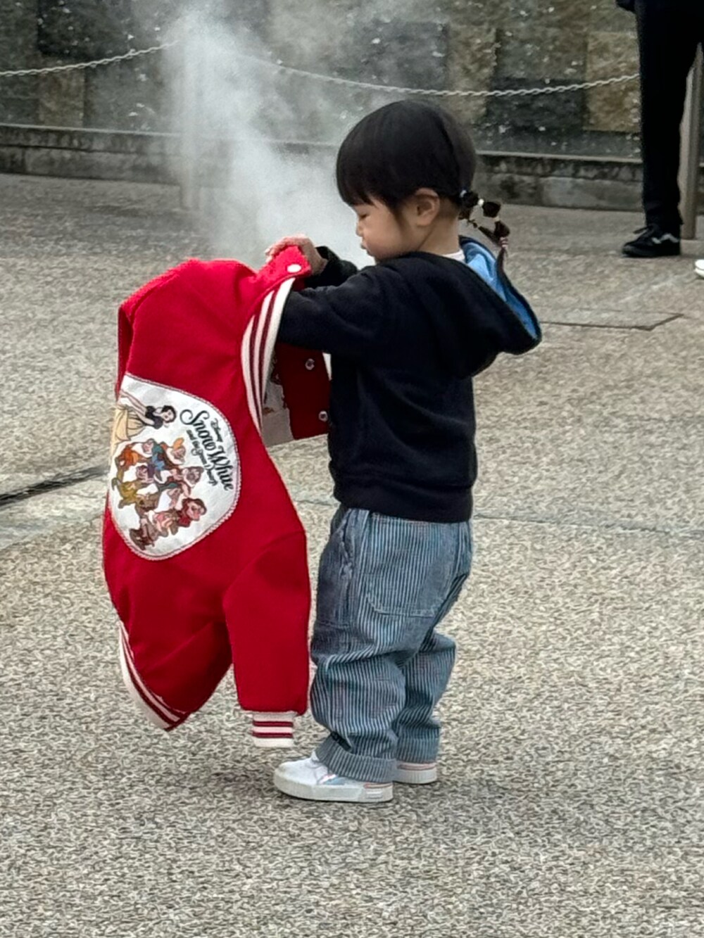 レッド系のスタジャンを着用したキッズの冬コーディネートの2枚目の写真