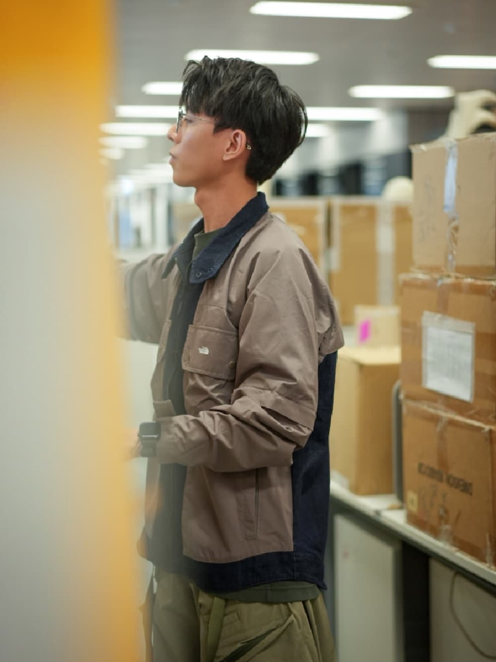 ブラウン系のマウンテンパーカー、ベージュ系のその他パンツ、ベージュ系のスニーカーを着用したメンズの秋コーディネートの2枚目の写真