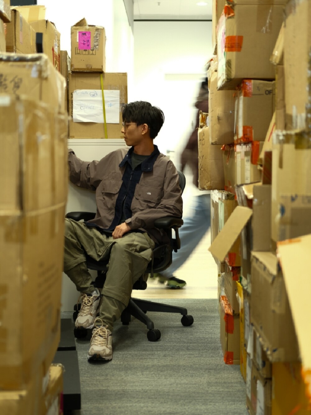 ブラウン系のマウンテンパーカー、ベージュ系のその他パンツ、ベージュ系のスニーカーを着用したメンズの秋コーディネートの3枚目の写真