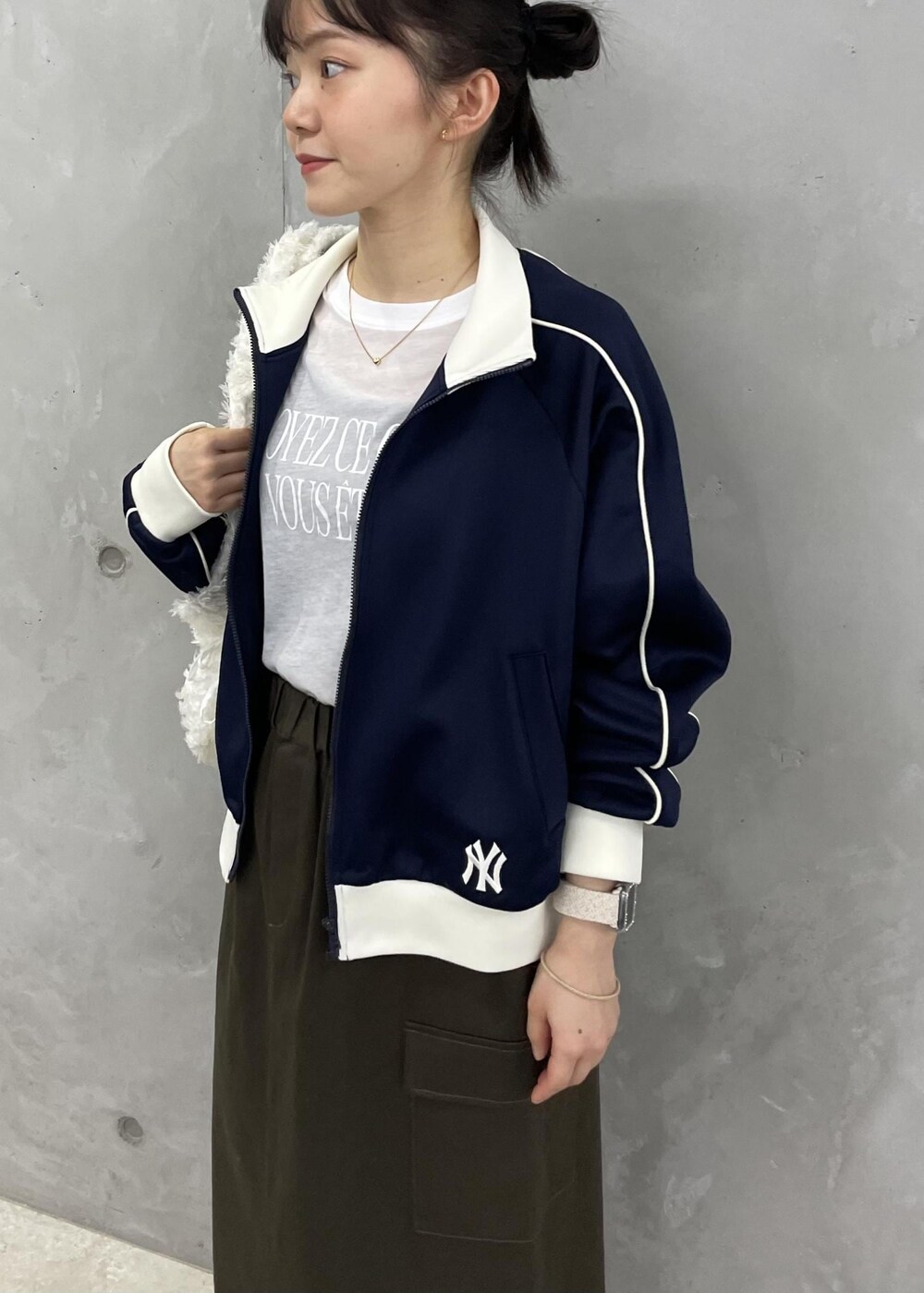 ホワイト系のショルダーバッグ、グリーン系のスカート、ホワイト系のバレエシューズを着用したレディースの秋コーディネートの2枚目の写真