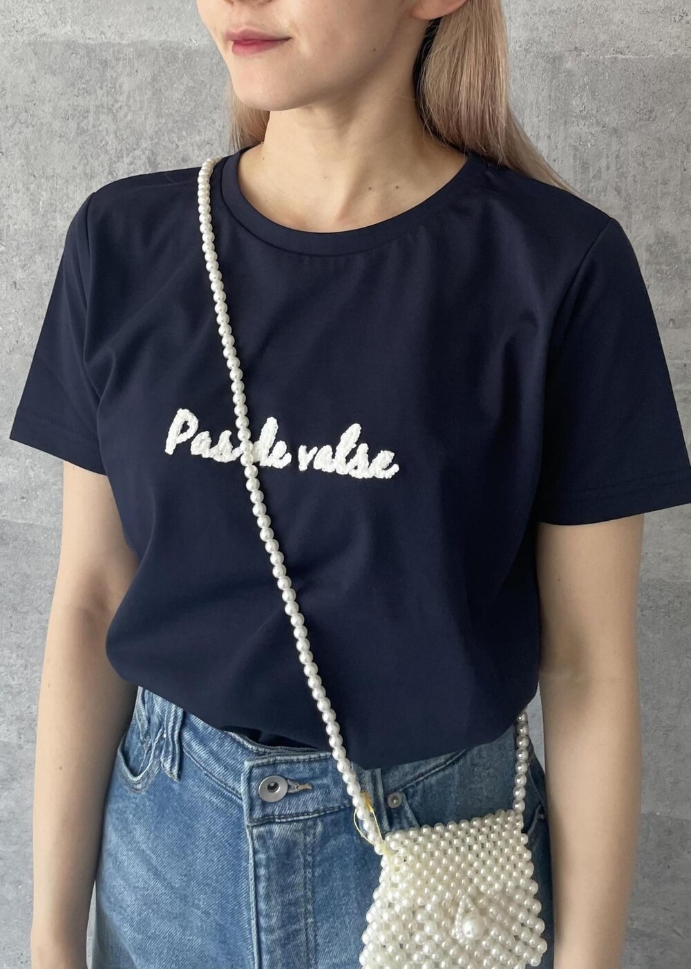 ブルー系のデニムパンツ、ベージュ系のサンダル、ブルー系のTシャツ/カットソーを着用したレディースの秋コーディネートの5枚目の写真