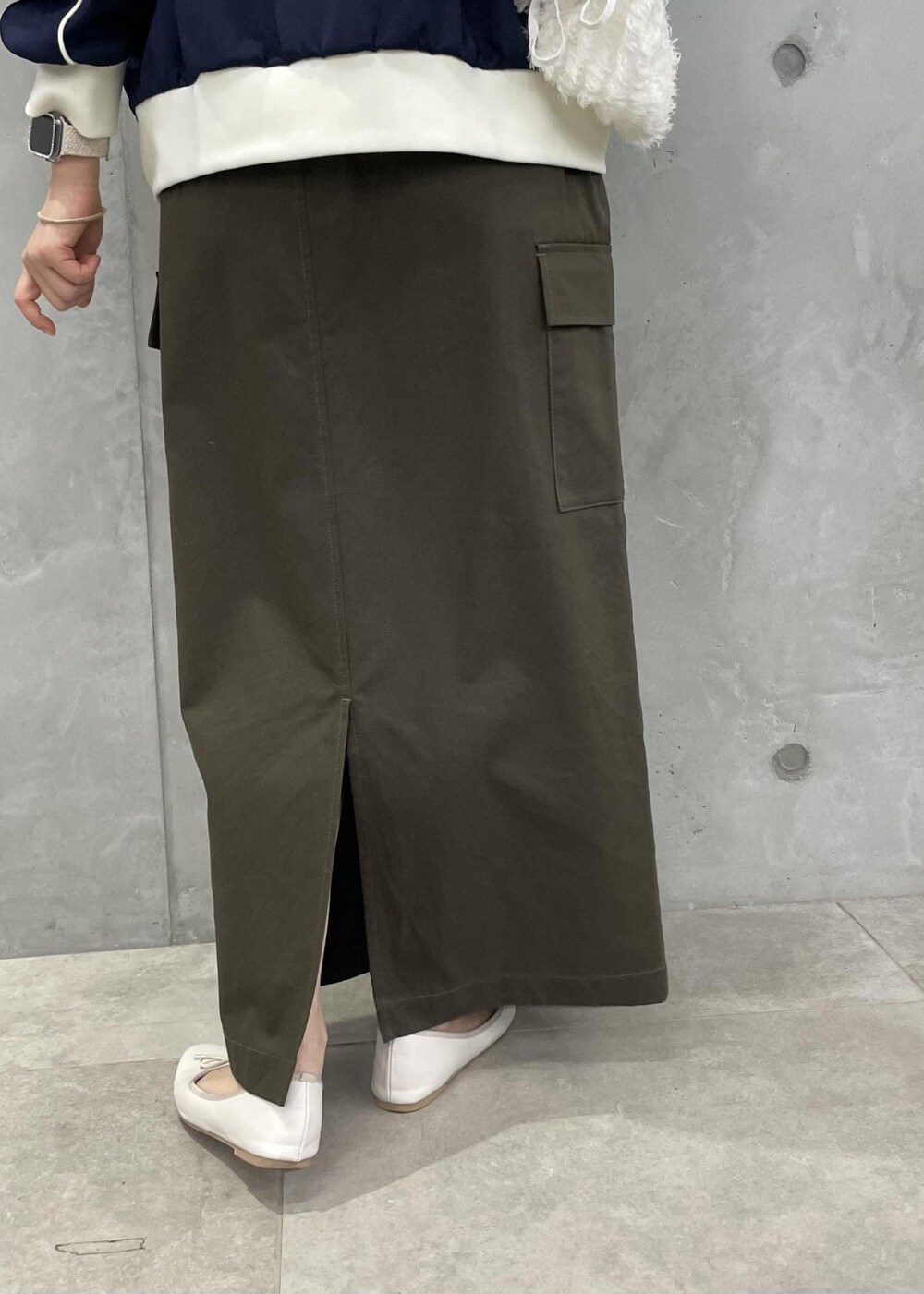 ホワイト系のショルダーバッグ、グリーン系のスカート、ホワイト系のバレエシューズを着用したレディースの秋コーディネートの8枚目の写真