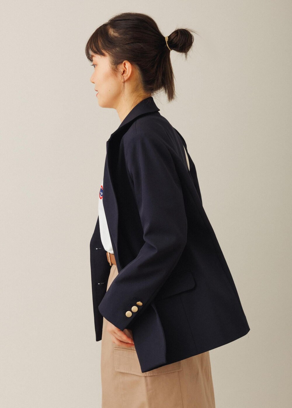 ホワイト系のショルダーバッグ、ベージュ系のスカート、ホワイト系のバレエシューズを着用したレディースの夏コーディネートの6枚目の写真