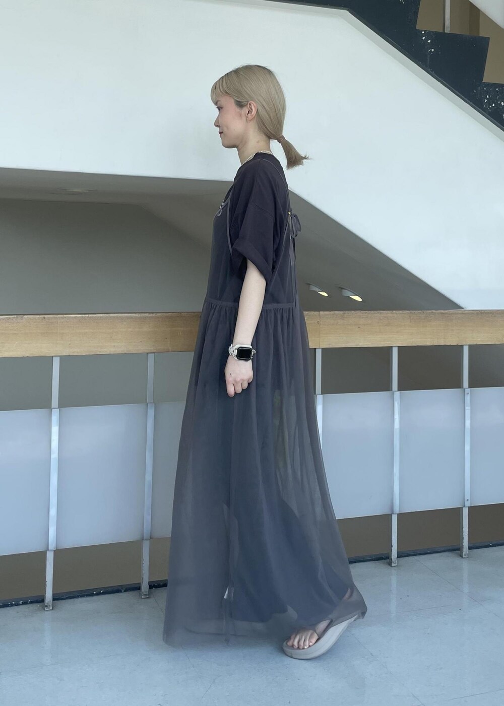 グリーン系のショルダーバッグ、グレー系のワンピース、グレー系のTシャツ/カットソーを着用したレディースの夏コーディネートの4枚目の写真