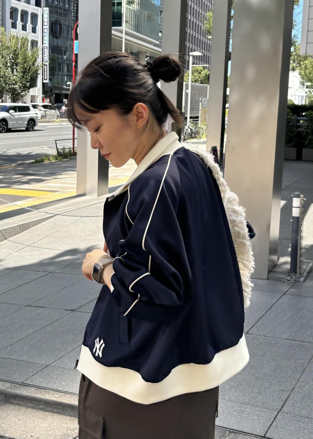 ホワイト系のショルダーバッグ、グリーン系のスカート、ホワイト系のバレエシューズを着用したレディースの秋コーディネートの3枚目の写真