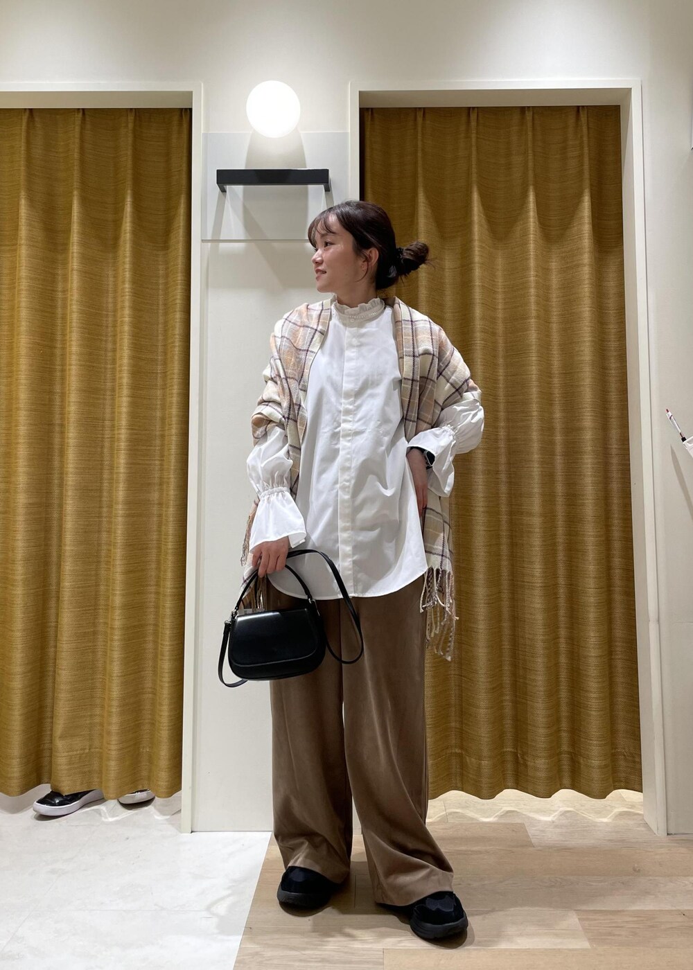 ホワイト系のシャツ/ブラウス、ブラウン系のその他パンツ、ブラック系のハンドバッグを着用したレディースの冬コーディネートの6枚目の写真