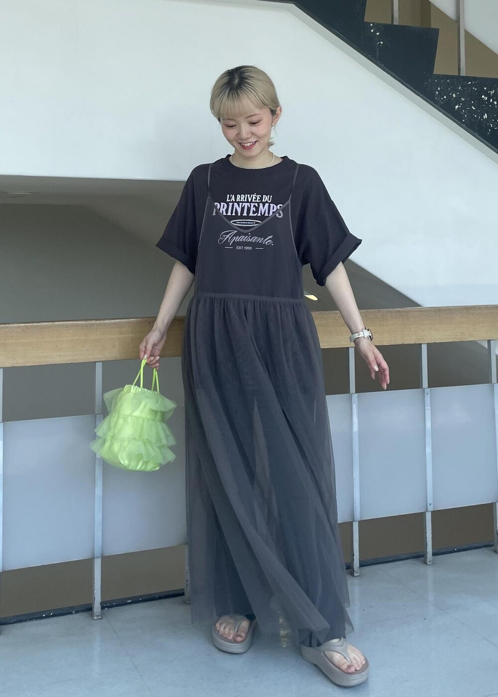 グリーン系のショルダーバッグ、グレー系のワンピース、グレー系のTシャツ/カットソーを着用したレディースの夏コーディネートの2枚目の写真