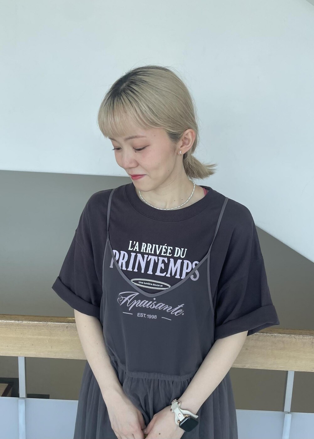 グリーン系のショルダーバッグ、グレー系のワンピース、グレー系のTシャツ/カットソーを着用したレディースの夏コーディネートの5枚目の写真