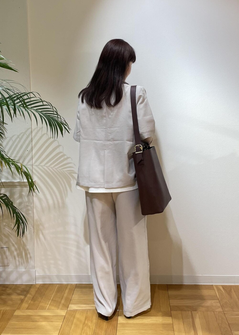 ベージュ系のテーラードジャケット、ブラック系のサンダル、ベージュ系のその他パンツを着用したレディースの夏コーディネートの3枚目の写真